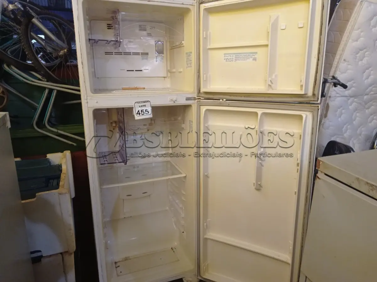 LOTE 455 - 01 GELADEIRA MARCA ELECTROLUX FROST FREE. (NO ESTADO) ATENÇÃO! FAZER A VISITAÇÃO ANTES DE ARREMATAR, NÃO SABEMOS SE FUNCIONA. LEILÃO NÃO TEM GARANTIA E NEM DEVOLUÇÃO, SUJEITO A POSSÍVEIS AVARIAS VISÍVEIS/OCULTAS E/OU AUSÊNCIA DE COMPONENTES.