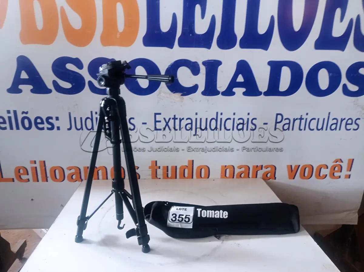 LOTE 355 - 01 TRIPÉ P/CÂMERA MARCA TOMATE(NOVO). (NO ESTADO) ATENÇÃO! FAZER A VISITAÇÃO ANTES DE ARREMATAR, NÃO SABEMOS SE FUNCIONA. LEILÃO NÃO TEM GARANTIA E NEM DEVOLUÇÃO, SUJEITO A POSSÍVEIS AVARIAS VISÍVEIS/OCULTAS E/OU AUSÊNCIA DE COMPONENTES.