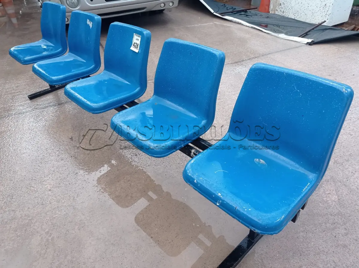 LOTE 428 - 01 LONGARINA DE 05 LUGARES ASSENTO DE PLÁSTICO E BASE DE FERRO. (NO ESTADO) ATENÇÃO! FAZER A VISITAÇÃO ANTES DE ARREMATAR, NÃO SABEMOS SE FUNCIONA. LEILÃO NÃO TEM GARANTIA E NEM DEVOLUÇÃO, SUJEITO A POSSÍVEIS AVARIAS VISÍVEIS/OCULTAS E/OU AUSÊNCIA DE COMPONENTES.