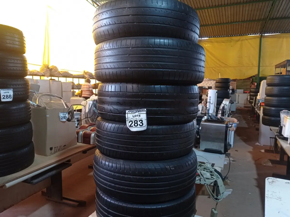 LOTE 283 - 06 PNEUS USADOS C/NUMERAÇÕES DIVERSAS. (NO ESTADO) ATENÇÃO! FAZER A VISITAÇÃO ANTES DE ARREMATAR, NÃO SABEMOS SE FUNCIONA. LEILÃO NÃO TEM GARANTIA E NEM DEVOLUÇÃO, SUJEITO A POSSÍVEIS AVARIAS VISÍVEIS/OCULTAS E/OU AUSÊNCIA DE COMPONENTES.