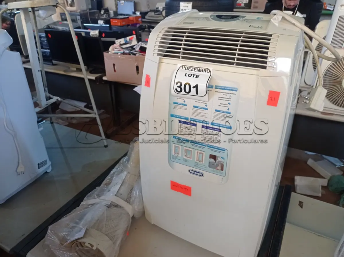 LOTE 301 - 01 AR CONDICIONADO PORTÁTIL MARCA DELONGHI 110V. (NO ESTADO) ATENÇÃO! FAZER A VISITAÇÃO ANTES DE ARREMATAR, NÃO SABEMOS SE FUNCIONA. LEILÃO NÃO TEM GARANTIA E NEM DEVOLUÇÃO, SUJEITO A POSSÍVEIS AVARIAS VISÍVEIS/OCULTAS E/OU AUSÊNCIA DE COMPONENTES.