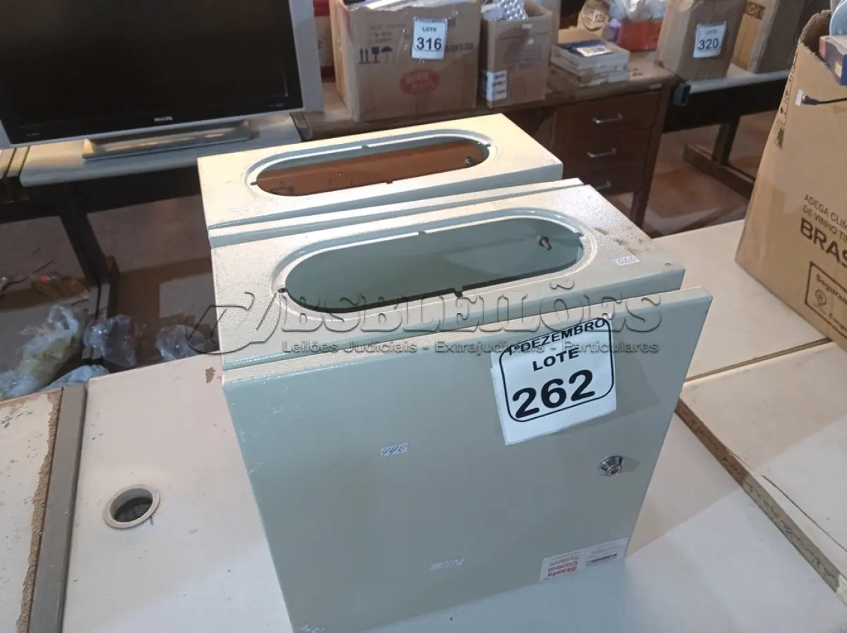 LOTE 262 - 02 CAIXAS DE FERRO P/QUADROS ELÉTRICOS. (NO ESTADO) ATENÇÃO! FAZER A VISITAÇÃO ANTES DE ARREMATAR, NÃO SABEMOS SE FUNCIONA. LEILÃO NÃO TEM GARANTIA E NEM DEVOLUÇÃO, SUJEITO A POSSÍVEIS AVARIAS VISÍVEIS/OCULTAS E/OU AUSÊNCIA DE COMPONENTES.