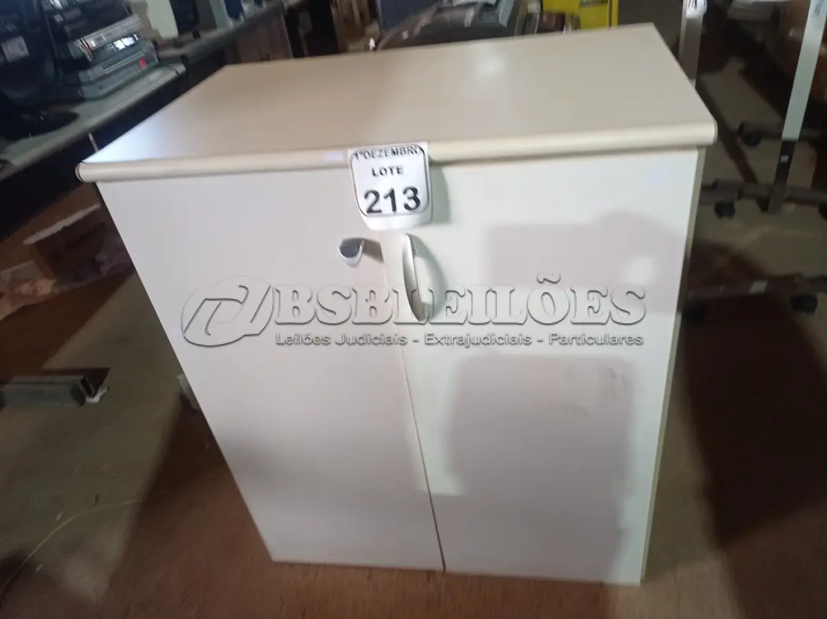 LOTE 213 - 01 ARMÁRIO BAIXO DE 02 PORTAS EM MADEIRA. (NO ESTADO) ATENÇÃO! FAZER A VISITAÇÃO ANTES DE ARREMATAR, NÃO SABEMOS SE FUNCIONA. LEILÃO NÃO TEM GARANTIA E NEM DEVOLUÇÃO, SUJEITO A POSSÍVEIS AVARIAS VISÍVEIS/OCULTAS E/OU AUSÊNCIA DE COMPONENTES.
