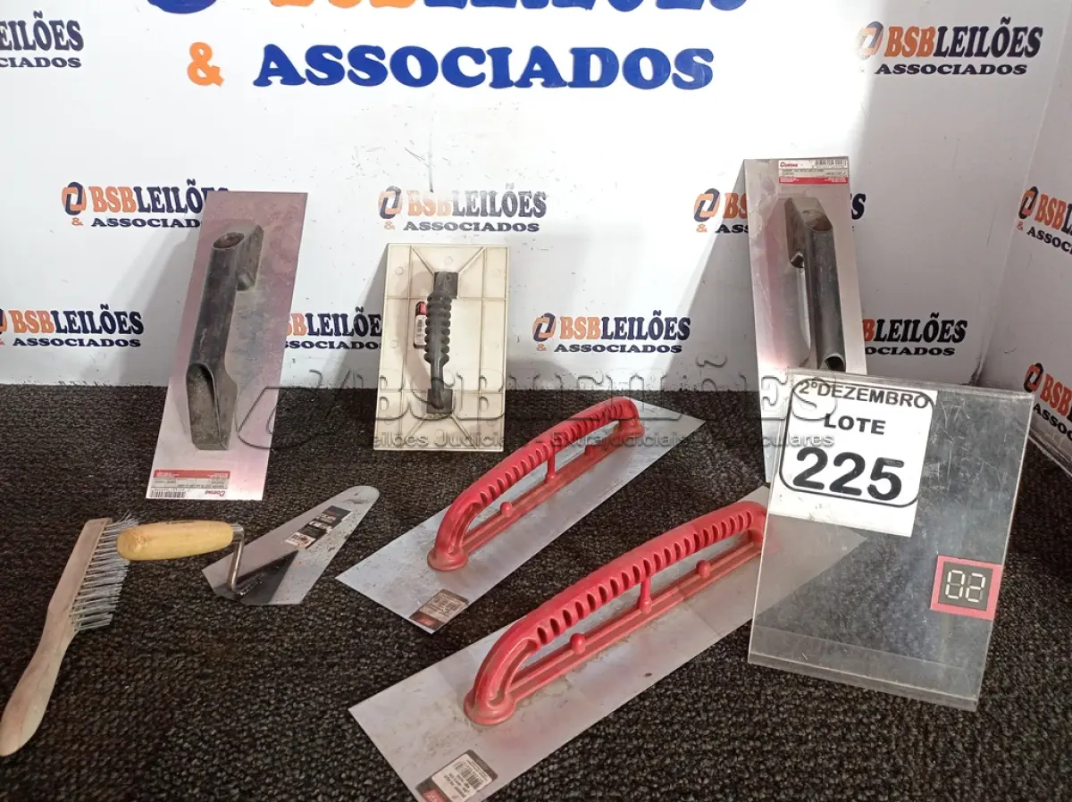 LOTE 225 - 04 DESEMPENADEIRAS, 01 COLHER DE OBRAS E 01 ESCOVA DE AÇO MARCAS E MODELOS DIVERSOS(NOVO). (NO ESTADO) ATENÇÃO! FAZER A VISITAÇÃO ANTES DE ARREMATAR, NÃO SABEMOS SE FUNCIONA. LEILÃO NÃO TEM GARANTIA E NEM DEVOLUÇÃO, SUJEITO A POSSÍVEIS AVARIAS VISÍVEIS/OCULTAS E/OU AUSÊNCIA DE COMPONENTES.