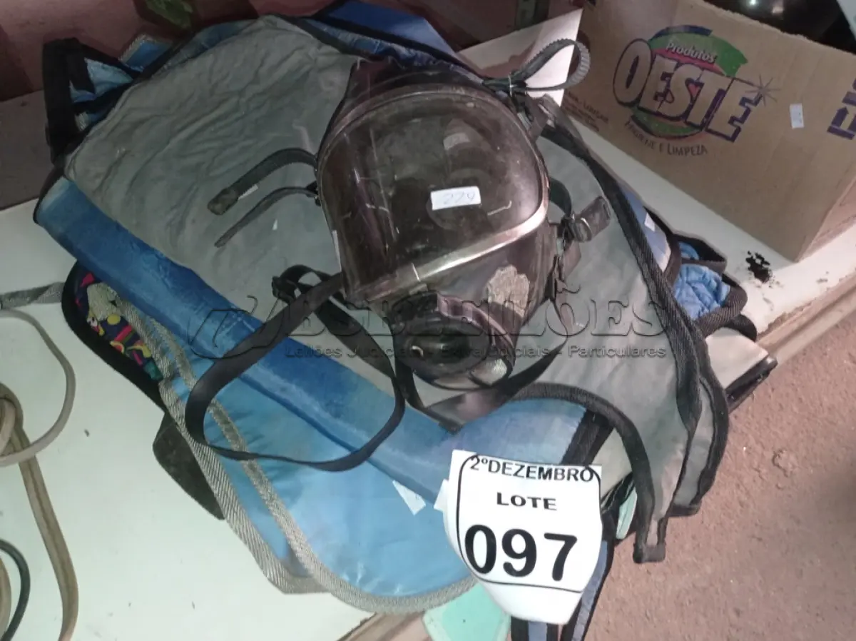 LOTE 097 - 01 LOTE C/VÁRIOS AVENTAIS DE CHUMBO E 01 MÁSCARA DE GÁS. (NO ESTADO) ATENÇÃO! FAZER A VISITAÇÃO ANTES DE ARREMATAR, NÃO SABEMOS SE FUNCIONA. LEILÃO NÃO TEM GARANTIA E NEM DEVOLUÇÃO, SUJEITO A POSSÍVEIS AVARIAS VISÍVEIS/OCULTAS E/OU AUSÊNCIA DE COMPONENTES.