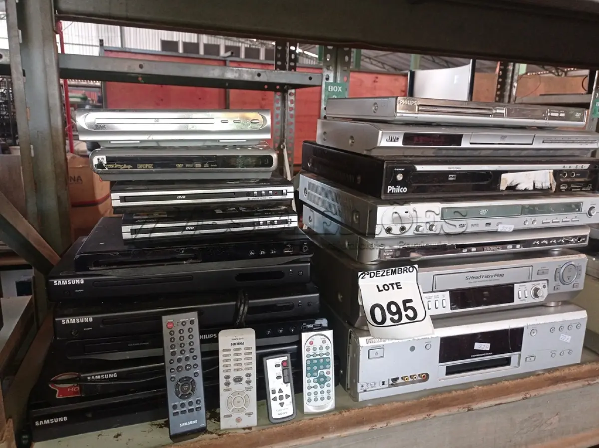 LOTE 095 - 01 VÍDEO CASSETE, 01 TOCA CDS E VÁRIOS APARELHOS DE DVD MARCAS E MODELOS DIVERSOS. (NO ESTADO) ATENÇÃO! FAZER A VISITAÇÃO ANTES DE ARREMATAR, NÃO SABEMOS SE FUNCIONA. LEILÃO NÃO TEM GARANTIA E NEM DEVOLUÇÃO, SUJEITO A POSSÍVEIS AVARIAS VISÍVEIS/OCULTAS E/OU AUSÊNCIA DE COMPONENTES.