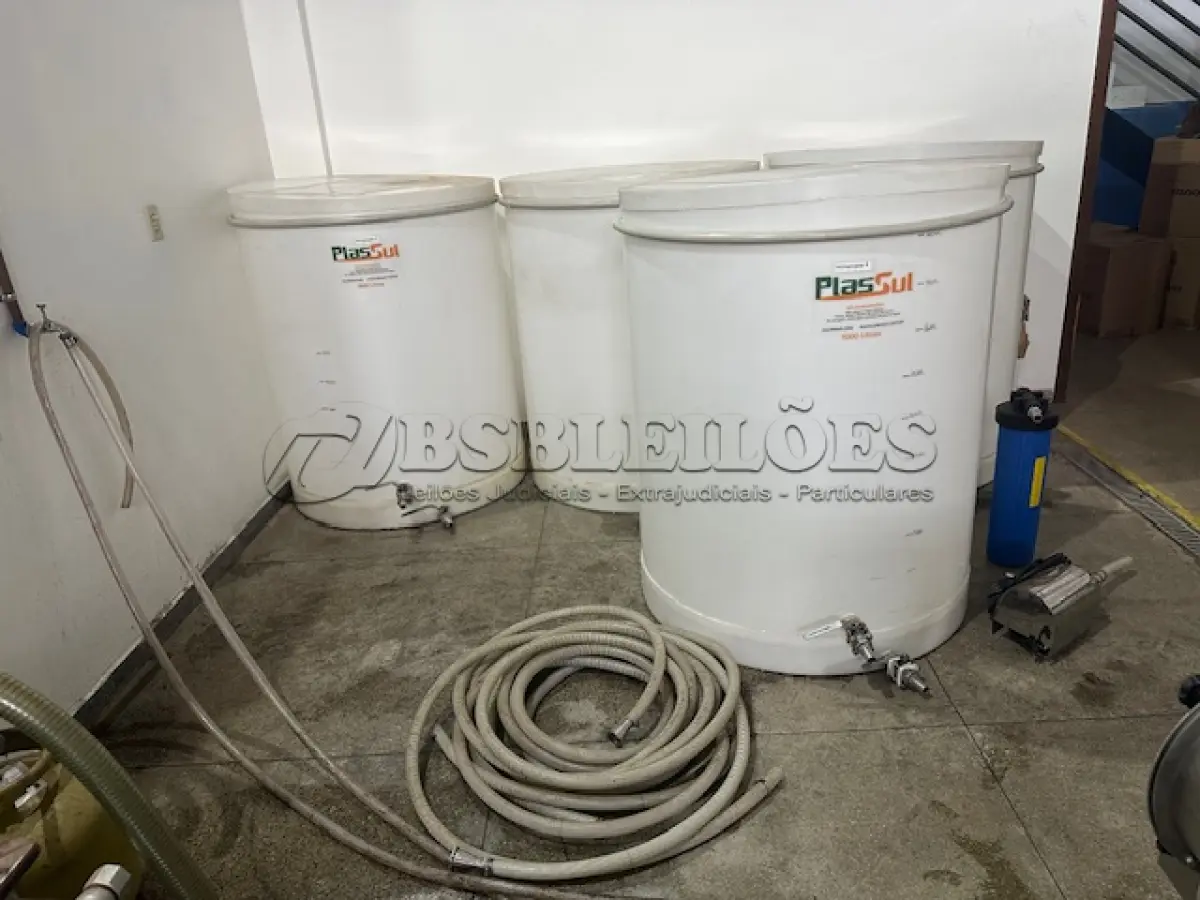 LOTE 001 - 01 FÁBRICA DE BEBIDAS COMPLETA, PRONTA PARA A OPERAÇÃO. OS EQUIPAMENTOS SERVEM PARA ENVASE DE LÍQUIDOS E PODEM SER USADOS PARA SUCO, ÁGUA MINERAL, CHÁ, KOMBUCHA, CERVEJA, VINHO, LEITE E IOGURTE. TODOS OS EQUIPAMENTOS QUE ENTRAM EM CONTATO COM A BEBIDA SEGUEM AS NORMAS EXIGIDAS PELO MINISTÉRIO DA AGRICULTURA (DE INOX OU OUTRO MATERIAL INERTE, FACILMENTE LAVÁVEIS E DESMONTÁVEIS). SÃO MODERNOS E DE ALTÍSSIMA QUALIDADE. A ENVASADORA CAVALARI POSSUI CAPACIDADE PARA PRODUZIR 4400 GARRAFAS POR HORA, JÁ FECHADAS, E É DE FÁCIL OPERAÇÃO, SENDO NECESSÁRIO SOMENTE 2 FUNCIONÁRIOS PARA OPERÁ-LA (UM NA ENTRADA DAS GARRAFAS E OUTRO NA SAÍDA), SEM QUE TENHAM CONTATO COM O LÍQUIDO ENVASADO, AUMENTANDO A SEGURANÇA SANITÁRIA. A CÂMARA FRIA POSSUI SISTEMA ONLINE ONDE É POSSÍVEL VERIFICAR A TEMPERATURA DA MESMA POR APLICATIVO NO CELULAR. TODOS OS EQUIPAMENTOS FUNCIONAM PERFEITAMENTE E SUA MANUTENÇÃO ERA FREQUENTE, O ÓLEO DOS COMPRESSORES SEMPRE FOI TROCADO NA DATA CERTA, E TODOS OS EQUIPAMENTOS SEMPRE FICARAM PROTEGIDOS DENTRO DA FÁBRICA. IDEAL PARA QUEM QUER COMEÇAR UM NEGÓCIO NA ÁREA DE BEBIDAS OU LATICÍNIOS, OU QUER AMPLIAR O SEU NEGÓCIO E DEIXAR A PRODUÇÃO MAIS SEGURA E EFICIENTE.(NO ESTADO)