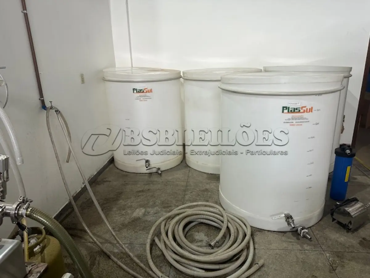 LOTE 001 - 01 FÁBRICA DE BEBIDAS COMPLETA, PRONTA PARA A OPERAÇÃO. OS EQUIPAMENTOS SERVEM PARA ENVASE DE LÍQUIDOS E PODEM SER USADOS PARA SUCO, ÁGUA MINERAL, CHÁ, KOMBUCHA, CERVEJA, VINHO, LEITE E IOGURTE. TODOS OS EQUIPAMENTOS QUE ENTRAM EM CONTATO COM A BEBIDA SEGUEM AS NORMAS EXIGIDAS PELO MINISTÉRIO DA AGRICULTURA (DE INOX OU OUTRO MATERIAL INERTE, FACILMENTE LAVÁVEIS E DESMONTÁVEIS). SÃO MODERNOS E DE ALTÍSSIMA QUALIDADE. A ENVASADORA CAVALARI POSSUI CAPACIDADE PARA PRODUZIR 4400 GARRAFAS POR HORA, JÁ FECHADAS, E É DE FÁCIL OPERAÇÃO, SENDO NECESSÁRIO SOMENTE 2 FUNCIONÁRIOS PARA OPERÁ-LA (UM NA ENTRADA DAS GARRAFAS E OUTRO NA SAÍDA), SEM QUE TENHAM CONTATO COM O LÍQUIDO ENVASADO, AUMENTANDO A SEGURANÇA SANITÁRIA. A CÂMARA FRIA POSSUI SISTEMA ONLINE ONDE É POSSÍVEL VERIFICAR A TEMPERATURA DA MESMA POR APLICATIVO NO CELULAR. TODOS OS EQUIPAMENTOS FUNCIONAM PERFEITAMENTE E SUA MANUTENÇÃO ERA FREQUENTE, O ÓLEO DOS COMPRESSORES SEMPRE FOI TROCADO NA DATA CERTA, E TODOS OS EQUIPAMENTOS SEMPRE FICARAM PROTEGIDOS DENTRO DA FÁBRICA. IDEAL PARA QUEM QUER COMEÇAR UM NEGÓCIO NA ÁREA DE BEBIDAS OU LATICÍNIOS, OU QUER AMPLIAR O SEU NEGÓCIO E DEIXAR A PRODUÇÃO MAIS SEGURA E EFICIENTE.(NO ESTADO)