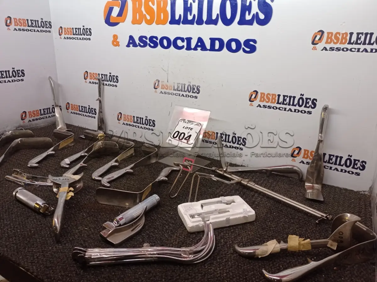 LOTE 004 - 01 LOTE C/MATERIAIS ODONTOLÓGICOS DIVERSOS. (NO ESTADO) ATENÇÃO! FAZER A VISITAÇÃO ANTES DE ARREMATAR, NÃO SABEMOS SE FUNCIONA. LEILÃO NÃO TEM GARANTIA E NEM DEVOLUÇÃO, SUJEITO A POSSÍVEIS AVARIAS VISÍVEIS/OCULTAS E/OU AUSÊNCIA DE COMPONENTES.
