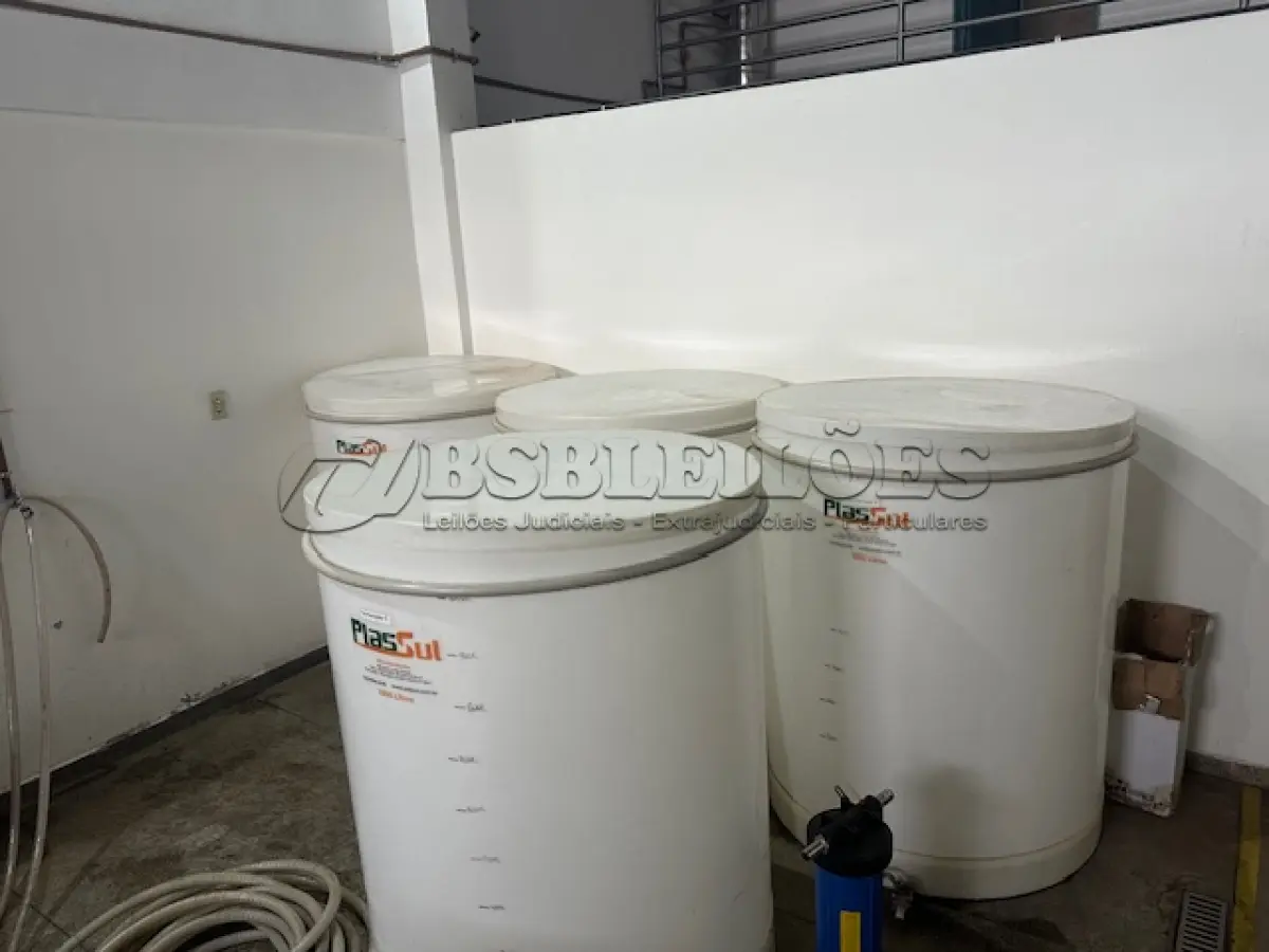 LOTE 001 - 01 FÁBRICA DE BEBIDAS COMPLETA, PRONTA PARA A OPERAÇÃO. OS EQUIPAMENTOS SERVEM PARA ENVASE DE LÍQUIDOS E PODEM SER USADOS PARA SUCO, ÁGUA MINERAL, CHÁ, KOMBUCHA, CERVEJA, VINHO, LEITE E IOGURTE. TODOS OS EQUIPAMENTOS QUE ENTRAM EM CONTATO COM A BEBIDA SEGUEM AS NORMAS EXIGIDAS PELO MINISTÉRIO DA AGRICULTURA (DE INOX OU OUTRO MATERIAL INERTE, FACILMENTE LAVÁVEIS E DESMONTÁVEIS). SÃO MODERNOS E DE ALTÍSSIMA QUALIDADE. A ENVASADORA CAVALARI POSSUI CAPACIDADE PARA PRODUZIR 4400 GARRAFAS POR HORA, JÁ FECHADAS, E É DE FÁCIL OPERAÇÃO, SENDO NECESSÁRIO SOMENTE 2 FUNCIONÁRIOS PARA OPERÁ-LA (UM NA ENTRADA DAS GARRAFAS E OUTRO NA SAÍDA), SEM QUE TENHAM CONTATO COM O LÍQUIDO ENVASADO, AUMENTANDO A SEGURANÇA SANITÁRIA. A CÂMARA FRIA POSSUI SISTEMA ONLINE ONDE É POSSÍVEL VERIFICAR A TEMPERATURA DA MESMA POR APLICATIVO NO CELULAR. TODOS OS EQUIPAMENTOS FUNCIONAM PERFEITAMENTE E SUA MANUTENÇÃO ERA FREQUENTE, O ÓLEO DOS COMPRESSORES SEMPRE FOI TROCADO NA DATA CERTA, E TODOS OS EQUIPAMENTOS SEMPRE FICARAM PROTEGIDOS DENTRO DA FÁBRICA. IDEAL PARA QUEM QUER COMEÇAR UM NEGÓCIO NA ÁREA DE BEBIDAS OU LATICÍNIOS, OU QUER AMPLIAR O SEU NEGÓCIO E DEIXAR A PRODUÇÃO MAIS SEGURA E EFICIENTE.(NO ESTADO)
