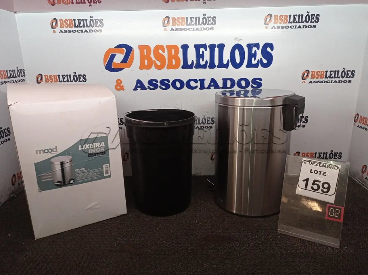 LOTE 159 - 01 LIXEIRA EM INOX COM PEDAL 12L MARCA MOOD. (NO ESTADO) ATENÇÃO! FAZER A VISITAÇÃO ANTES DE ARREMATAR, NÃO SABEMOS SE FUNCIONA. LEILÃO NÃO TEM GARANTIA E NEM DEVOLUÇÃO, SUJEITO A POSSÍVEIS AVARIAS VISÍVEIS/OCULTAS E/OU AUSÊNCIA DE COMPONENTES.