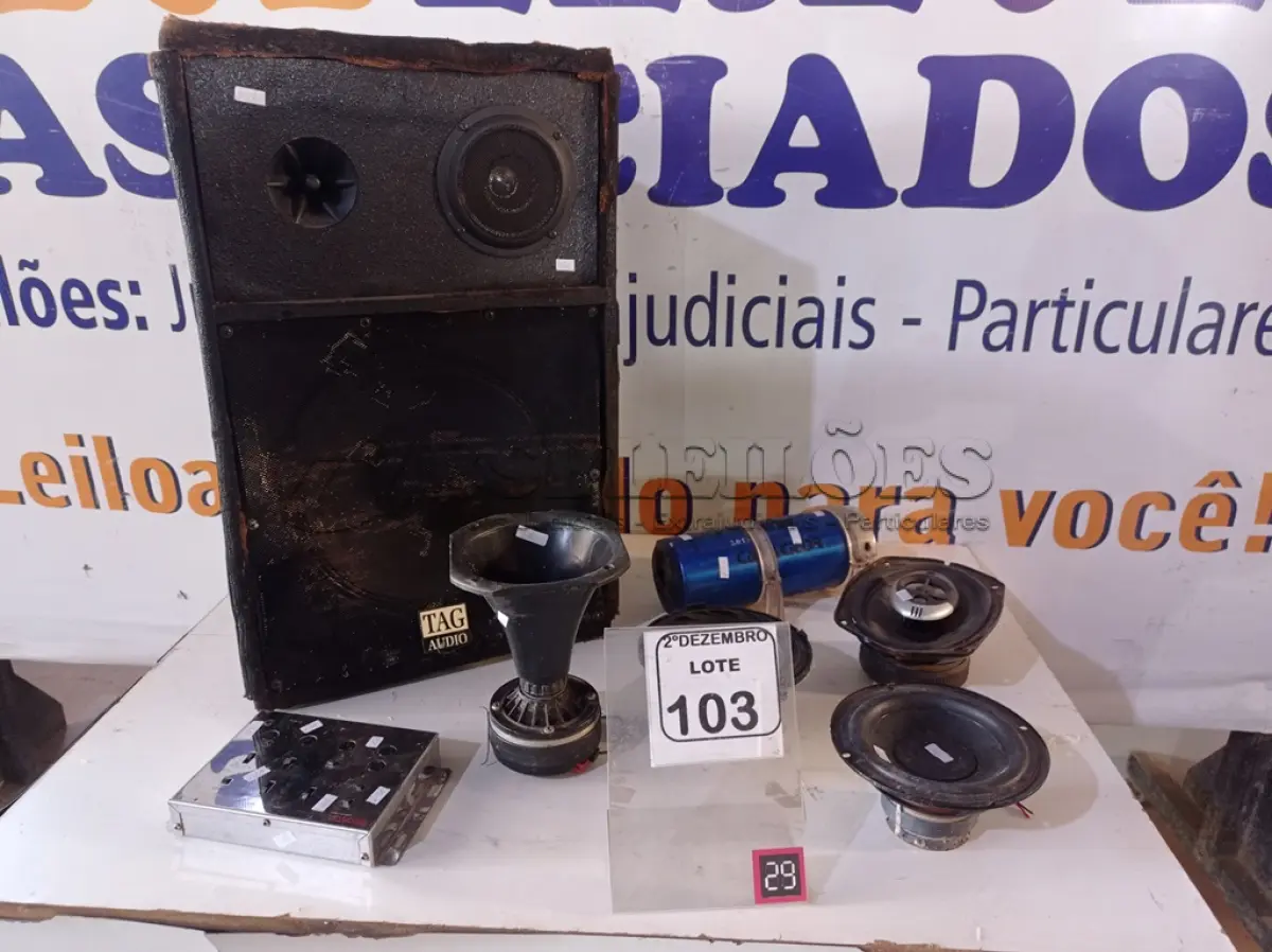 LOTE 103 - 01 CAIXA DE SOM, 03 AUTOS FALANTES 01 CORNETA, 01 CAPACITOR AUTOMOTIVO E 01 CROSSOVER MARCAS E MODELOS DIVERSOS. (NO ESTADO) ATENÇÃO! FAZER A VISITAÇÃO ANTES DE ARREMATAR, NÃO SABEMOS SE FUNCIONA. LEILÃO NÃO TEM GARANTIA E NEM DEVOLUÇÃO, SUJEITO A POSSÍVEIS AVARIAS VISÍVEIS/OCULTAS E/OU AUSÊNCIA DE COMPONENTES.