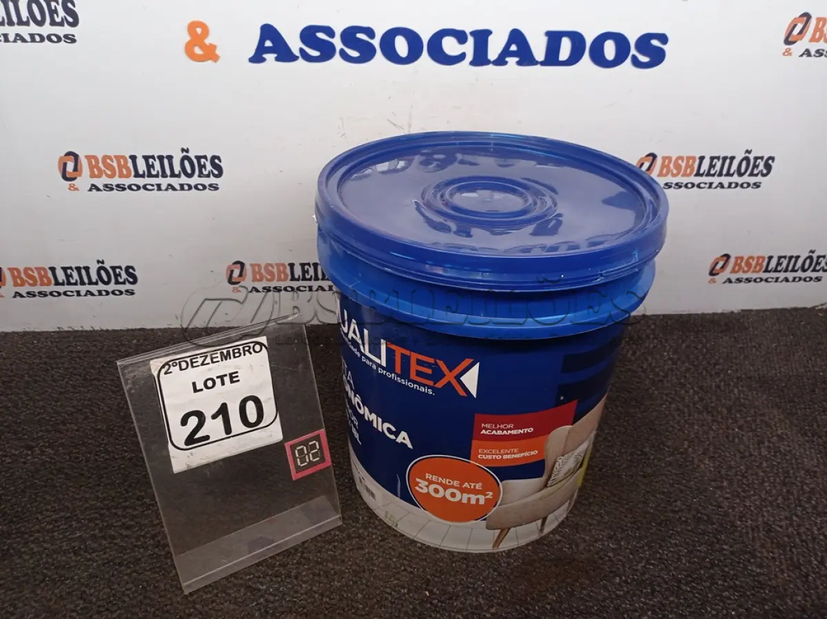 LOTE 210 - 01 GALÃO DE TINTA MARCA QUALITEX 18L. (NO ESTADO) ATENÇÃO! FAZER A VISITAÇÃO ANTES DE ARREMATAR, NÃO SABEMOS SE FUNCIONA. LEILÃO NÃO TEM GARANTIA E NEM DEVOLUÇÃO, SUJEITO A POSSÍVEIS AVARIAS VISÍVEIS/OCULTAS E/OU AUSÊNCIA DE COMPONENTES.