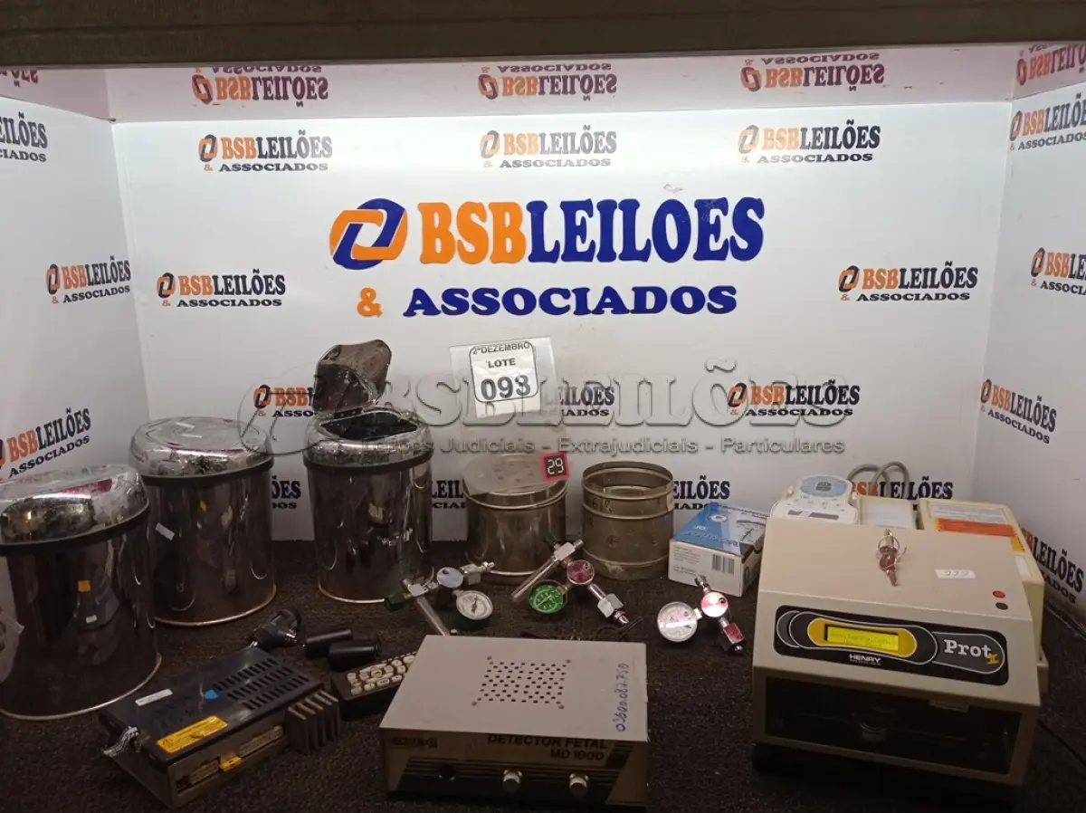 LOTE 093 - 03 LIXEIRAS DIGITAIS EM INOX, 01 RELÓGIO DE PONTO E MATERIAIS ELETRÔNICOS DIVERSOS. (NO ESTADO) ATENÇÃO! FAZER A VISITAÇÃO ANTES DE ARREMATAR, NÃO SABEMOS SE FUNCIONA. LEILÃO NÃO TEM GARANTIA E NEM DEVOLUÇÃO, SUJEITO A POSSÍVEIS AVARIAS VISÍVEIS/OCULTAS E/OU AUSÊNCIA DE COMPONENTES.