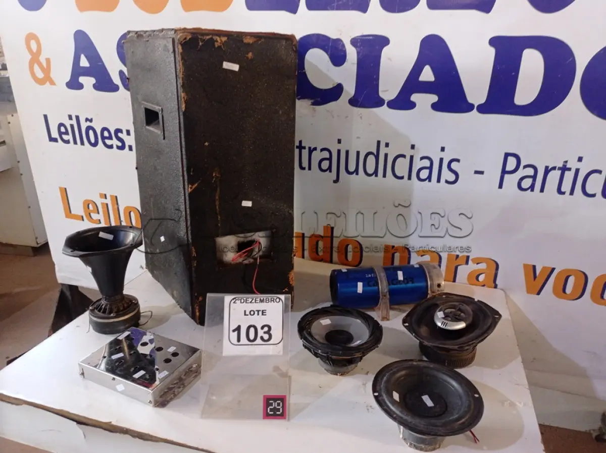 LOTE 103 - 01 CAIXA DE SOM, 03 AUTOS FALANTES 01 CORNETA, 01 CAPACITOR AUTOMOTIVO E 01 CROSSOVER MARCAS E MODELOS DIVERSOS. (NO ESTADO) ATENÇÃO! FAZER A VISITAÇÃO ANTES DE ARREMATAR, NÃO SABEMOS SE FUNCIONA. LEILÃO NÃO TEM GARANTIA E NEM DEVOLUÇÃO, SUJEITO A POSSÍVEIS AVARIAS VISÍVEIS/OCULTAS E/OU AUSÊNCIA DE COMPONENTES.
