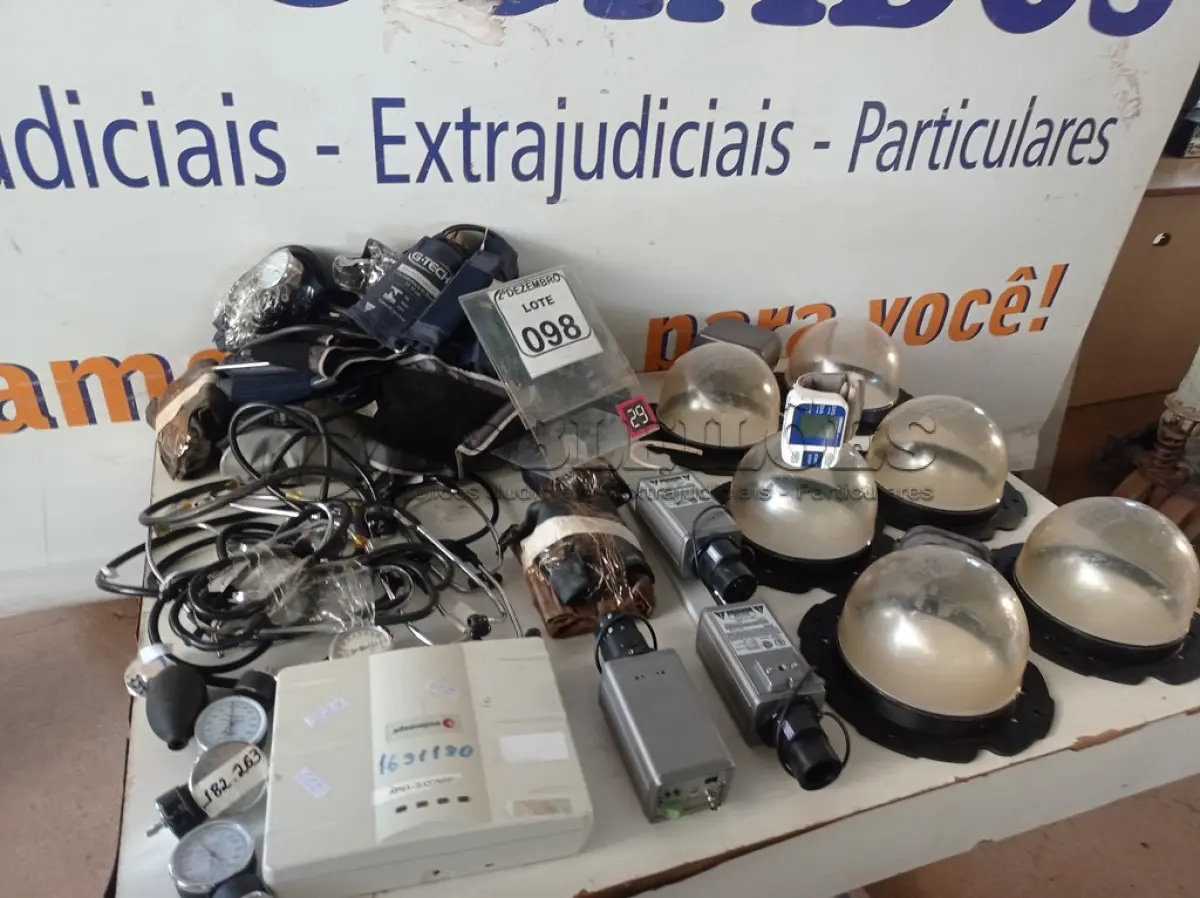 LOTE 098 - 01 LOTE C/VÁRIAS CÂMERAS DE SEGURANÇA E MEDIDORES DE PRESSÃO. DIVERSOS. (NO ESTADO) ATENÇÃO! FAZER A VISITAÇÃO ANTES DE ARREMATAR, NÃO SABEMOS SE FUNCIONA. LEILÃO NÃO TEM GARANTIA E NEM DEVOLUÇÃO, SUJEITO A POSSÍVEIS AVARIAS VISÍVEIS/OCULTAS E/OU AUSÊNCIA DE COMPONENTES.