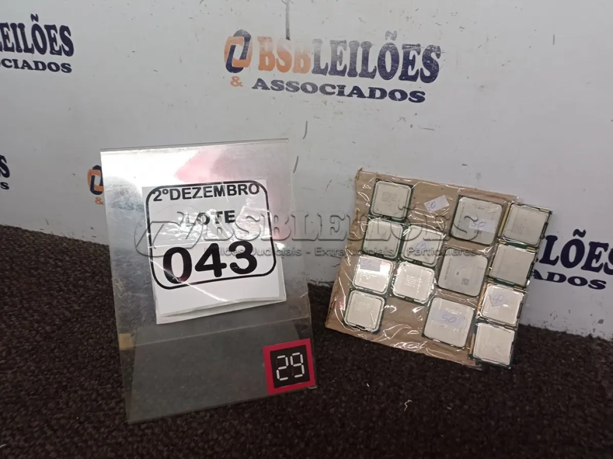 LOTE 043 - 13 PROCESSADORES DIVERSOS. (NO ESTADO) ATENÇÃO! FAZER A VISITAÇÃO ANTES DE ARREMATAR, NÃO SABEMOS SE FUNCIONA. LEILÃO NÃO TEM GARANTIA E NEM DEVOLUÇÃO, SUJEITO A POSSÍVEIS AVARIAS VISÍVEIS/OCULTAS E/OU AUSÊNCIA DE COMPONENTES.