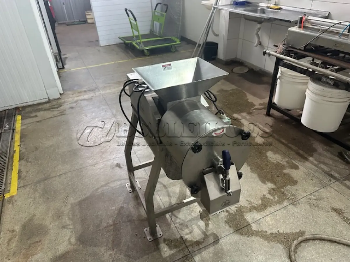 LOTE 001 - 01 FÁBRICA DE BEBIDAS COMPLETA, PRONTA PARA A OPERAÇÃO. OS EQUIPAMENTOS SERVEM PARA ENVASE DE LÍQUIDOS E PODEM SER USADOS PARA SUCO, ÁGUA MINERAL, CHÁ, KOMBUCHA, CERVEJA, VINHO, LEITE E IOGURTE. TODOS OS EQUIPAMENTOS QUE ENTRAM EM CONTATO COM A BEBIDA SEGUEM AS NORMAS EXIGIDAS PELO MINISTÉRIO DA AGRICULTURA (DE INOX OU OUTRO MATERIAL INERTE, FACILMENTE LAVÁVEIS E DESMONTÁVEIS). SÃO MODERNOS E DE ALTÍSSIMA QUALIDADE. A ENVASADORA CAVALARI POSSUI CAPACIDADE PARA PRODUZIR 4400 GARRAFAS POR HORA, JÁ FECHADAS, E É DE FÁCIL OPERAÇÃO, SENDO NECESSÁRIO SOMENTE 2 FUNCIONÁRIOS PARA OPERÁ-LA (UM NA ENTRADA DAS GARRAFAS E OUTRO NA SAÍDA), SEM QUE TENHAM CONTATO COM O LÍQUIDO ENVASADO, AUMENTANDO A SEGURANÇA SANITÁRIA. A CÂMARA FRIA POSSUI SISTEMA ONLINE ONDE É POSSÍVEL VERIFICAR A TEMPERATURA DA MESMA POR APLICATIVO NO CELULAR. TODOS OS EQUIPAMENTOS FUNCIONAM PERFEITAMENTE E SUA MANUTENÇÃO ERA FREQUENTE, O ÓLEO DOS COMPRESSORES SEMPRE FOI TROCADO NA DATA CERTA, E TODOS OS EQUIPAMENTOS SEMPRE FICARAM PROTEGIDOS DENTRO DA FÁBRICA. IDEAL PARA QUEM QUER COMEÇAR UM NEGÓCIO NA ÁREA DE BEBIDAS OU LATICÍNIOS, OU QUER AMPLIAR O SEU NEGÓCIO E DEIXAR A PRODUÇÃO MAIS SEGURA E EFICIENTE.(NO ESTADO)