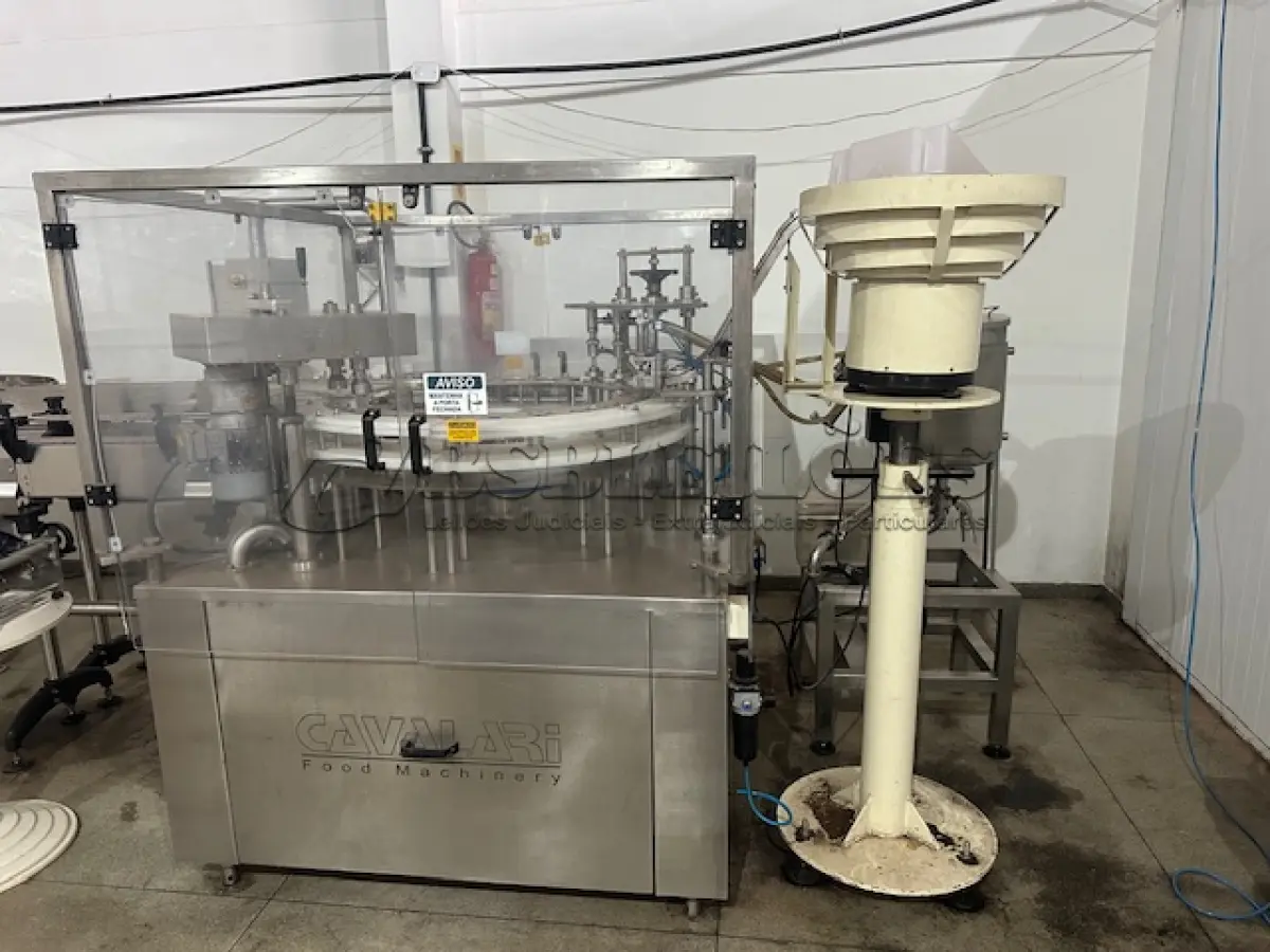 LOTE 001 - 01 FÁBRICA DE BEBIDAS COMPLETA, PRONTA PARA A OPERAÇÃO. OS EQUIPAMENTOS SERVEM PARA ENVASE DE LÍQUIDOS E PODEM SER USADOS PARA SUCO, ÁGUA MINERAL, CHÁ, KOMBUCHA, CERVEJA, VINHO, LEITE E IOGURTE. TODOS OS EQUIPAMENTOS QUE ENTRAM EM CONTATO COM A BEBIDA SEGUEM AS NORMAS EXIGIDAS PELO MINISTÉRIO DA AGRICULTURA (DE INOX OU OUTRO MATERIAL INERTE, FACILMENTE LAVÁVEIS E DESMONTÁVEIS). SÃO MODERNOS E DE ALTÍSSIMA QUALIDADE. A ENVASADORA CAVALARI POSSUI CAPACIDADE PARA PRODUZIR 4400 GARRAFAS POR HORA, JÁ FECHADAS, E É DE FÁCIL OPERAÇÃO, SENDO NECESSÁRIO SOMENTE 2 FUNCIONÁRIOS PARA OPERÁ-LA (UM NA ENTRADA DAS GARRAFAS E OUTRO NA SAÍDA), SEM QUE TENHAM CONTATO COM O LÍQUIDO ENVASADO, AUMENTANDO A SEGURANÇA SANITÁRIA. A CÂMARA FRIA POSSUI SISTEMA ONLINE ONDE É POSSÍVEL VERIFICAR A TEMPERATURA DA MESMA POR APLICATIVO NO CELULAR. TODOS OS EQUIPAMENTOS FUNCIONAM PERFEITAMENTE E SUA MANUTENÇÃO ERA FREQUENTE, O ÓLEO DOS COMPRESSORES SEMPRE FOI TROCADO NA DATA CERTA, E TODOS OS EQUIPAMENTOS SEMPRE FICARAM PROTEGIDOS DENTRO DA FÁBRICA. IDEAL PARA QUEM QUER COMEÇAR UM NEGÓCIO NA ÁREA DE BEBIDAS OU LATICÍNIOS, OU QUER AMPLIAR O SEU NEGÓCIO E DEIXAR A PRODUÇÃO MAIS SEGURA E EFICIENTE.(NO ESTADO)