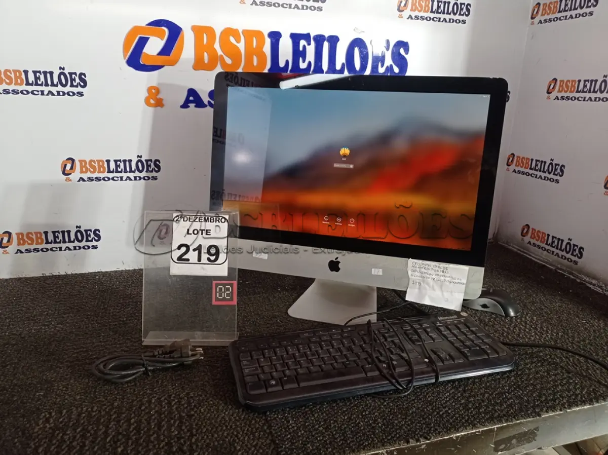 LOTE 219 - 01 IMAC CORE2 DUO, 2GB RAM, HD 1 TB C/TECLADO E MOUSE. (NO ESTADO) ATENÇÃO! FAZER A VISITAÇÃO ANTES DE ARREMATAR, NÃO SABEMOS SE FUNCIONA. LEILÃO NÃO TEM GARANTIA E NEM DEVOLUÇÃO, SUJEITO A POSSÍVEIS AVARIAS VISÍVEIS/OCULTAS E/OU AUSÊNCIA DE COMPONENTES.