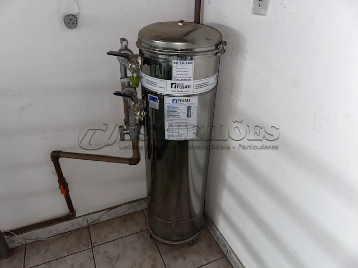 LOTE 001 - 01 FÁBRICA DE BEBIDAS COMPLETA, PRONTA PARA A OPERAÇÃO. OS EQUIPAMENTOS SERVEM PARA ENVASE DE LÍQUIDOS E PODEM SER USADOS PARA SUCO, ÁGUA MINERAL, CHÁ, KOMBUCHA, CERVEJA, VINHO, LEITE E IOGURTE. TODOS OS EQUIPAMENTOS QUE ENTRAM EM CONTATO COM A BEBIDA SEGUEM AS NORMAS EXIGIDAS PELO MINISTÉRIO DA AGRICULTURA (DE INOX OU OUTRO MATERIAL INERTE, FACILMENTE LAVÁVEIS E DESMONTÁVEIS). SÃO MODERNOS E DE ALTÍSSIMA QUALIDADE. A ENVASADORA CAVALARI POSSUI CAPACIDADE PARA PRODUZIR 4400 GARRAFAS POR HORA, JÁ FECHADAS, E É DE FÁCIL OPERAÇÃO, SENDO NECESSÁRIO SOMENTE 2 FUNCIONÁRIOS PARA OPERÁ-LA (UM NA ENTRADA DAS GARRAFAS E OUTRO NA SAÍDA), SEM QUE TENHAM CONTATO COM O LÍQUIDO ENVASADO, AUMENTANDO A SEGURANÇA SANITÁRIA. A CÂMARA FRIA POSSUI SISTEMA ONLINE ONDE É POSSÍVEL VERIFICAR A TEMPERATURA DA MESMA POR APLICATIVO NO CELULAR. TODOS OS EQUIPAMENTOS FUNCIONAM PERFEITAMENTE E SUA MANUTENÇÃO ERA FREQUENTE, O ÓLEO DOS COMPRESSORES SEMPRE FOI TROCADO NA DATA CERTA, E TODOS OS EQUIPAMENTOS SEMPRE FICARAM PROTEGIDOS DENTRO DA FÁBRICA. IDEAL PARA QUEM QUER COMEÇAR UM NEGÓCIO NA ÁREA DE BEBIDAS OU LATICÍNIOS, OU QUER AMPLIAR O SEU NEGÓCIO E DEIXAR A PRODUÇÃO MAIS SEGURA E EFICIENTE.(NO ESTADO)