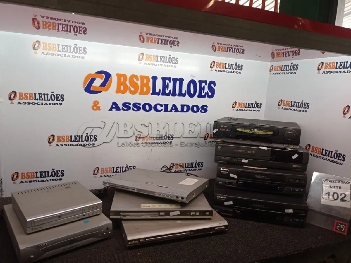 LOTE 102 - 04 APARELHOS DE VÍDEO CASSETE E VÁRIOS APARELHOS DE DVD MARCAS E MODELOS DIVERSOS. (NO ESTADO) ATENÇÃO! FAZER A VISITAÇÃO ANTES DE ARREMATAR, NÃO SABEMOS SE FUNCIONA. LEILÃO NÃO TEM GARANTIA E NEM DEVOLUÇÃO, SUJEITO A POSSÍVEIS AVARIAS VISÍVEIS/OCULTAS E/OU AUSÊNCIA DE COMPONENTES.