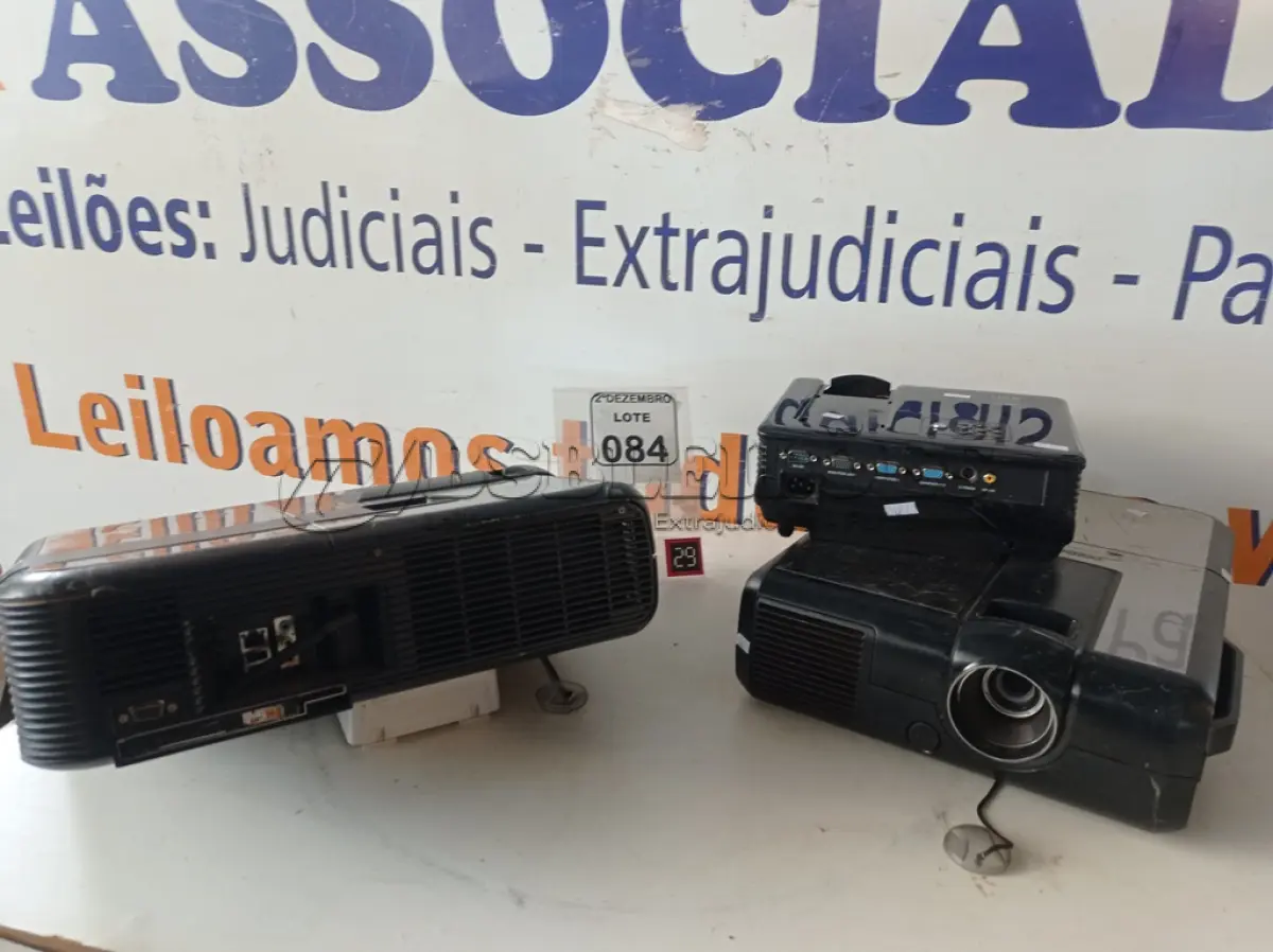LOTE 084 - 03 PROJETORES MULTIMIDIA MARCAS E MODELOS DIVERSOS P/RETIRADA DE PEÇAS. (NO ESTADO) ATENÇÃO! FAZER A VISITAÇÃO ANTES DE ARREMATAR, NÃO SABEMOS SE FUNCIONA. LEILÃO NÃO TEM GARANTIA E NEM DEVOLUÇÃO, SUJEITO A POSSÍVEIS AVARIAS VISÍVEIS/OCULTAS E/OU AUSÊNCIA DE COMPONENTES.