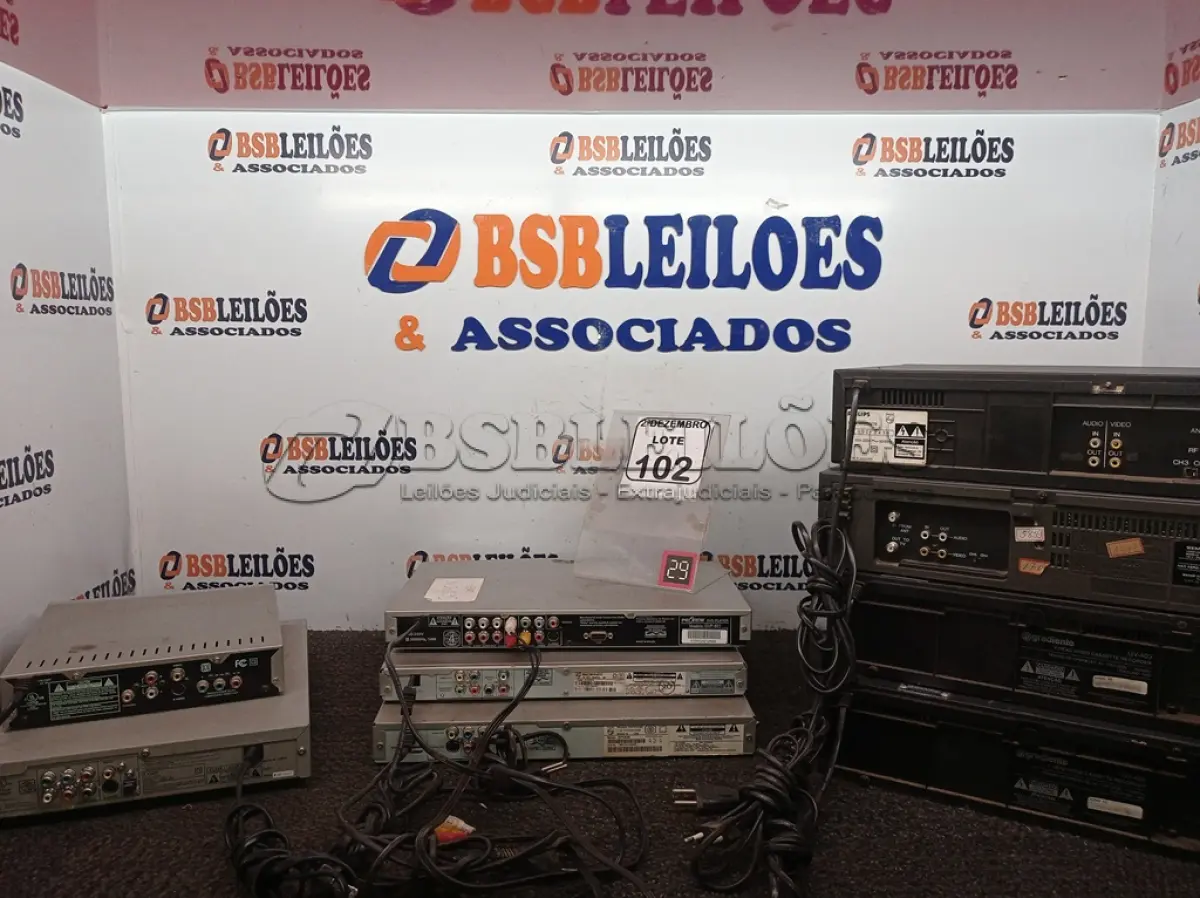 LOTE 102 - 04 APARELHOS DE VÍDEO CASSETE E VÁRIOS APARELHOS DE DVD MARCAS E MODELOS DIVERSOS. (NO ESTADO) ATENÇÃO! FAZER A VISITAÇÃO ANTES DE ARREMATAR, NÃO SABEMOS SE FUNCIONA. LEILÃO NÃO TEM GARANTIA E NEM DEVOLUÇÃO, SUJEITO A POSSÍVEIS AVARIAS VISÍVEIS/OCULTAS E/OU AUSÊNCIA DE COMPONENTES.