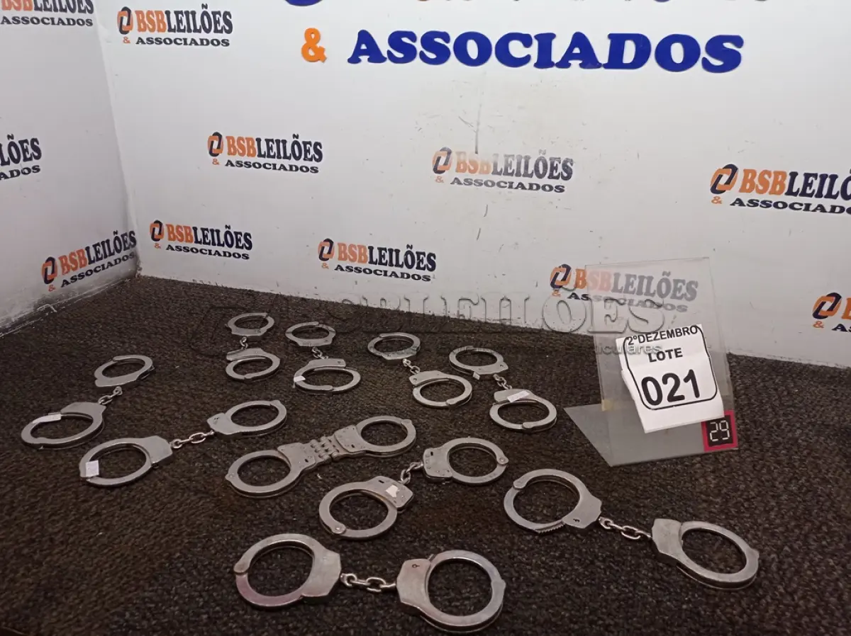 LOTE 021 - 10 ALGEMAS EM METAL. (NO ESTADO) ATENÇÃO! FAZER A VISITAÇÃO ANTES DE ARREMATAR, NÃO SABEMOS SE FUNCIONA. LEILÃO NÃO TEM GARANTIA E NEM DEVOLUÇÃO, SUJEITO A POSSÍVEIS AVARIAS VISÍVEIS/OCULTAS E/OU AUSÊNCIA DE COMPONENTES.