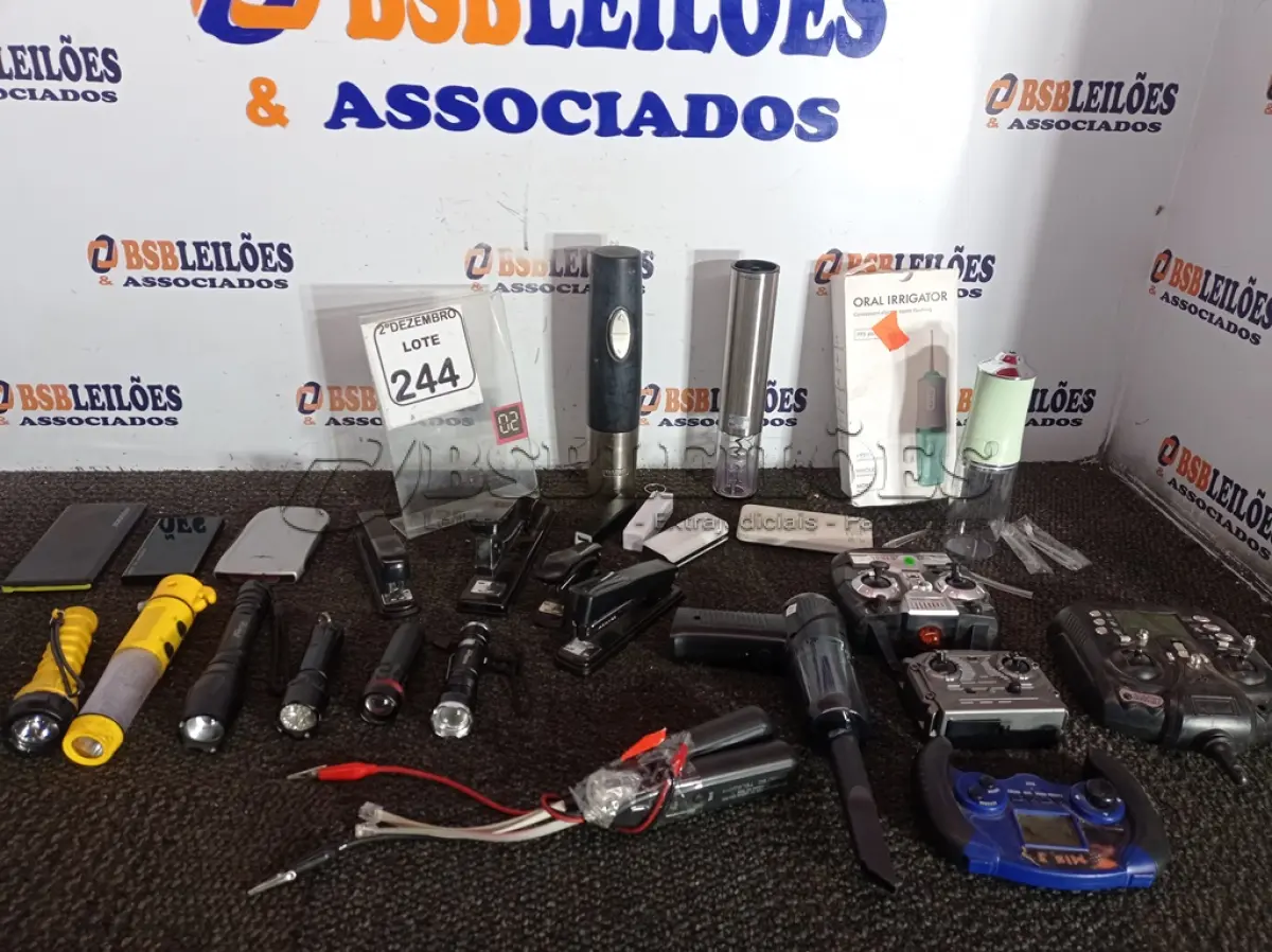 LOTE 244 - 01 LOTE C/VÁRIOS GRAMPEADORES, 02 ABRIDORES DIGITAIS DE VINHO, BATERIAS PORTÁTEIS E ELETRÔNICOS DIVERSOS. (NO ESTADO) ATENÇÃO! FAZER A VISITAÇÃO ANTES DE ARREMATAR, NÃO SABEMOS SE FUNCIONA. LEILÃO NÃO TEM GARANTIA E NEM DEVOLUÇÃO, SUJEITO A POSSÍVEIS AVARIAS VISÍVEIS/OCULTAS E/OU AUSÊNCIA DE COMPONENTES.