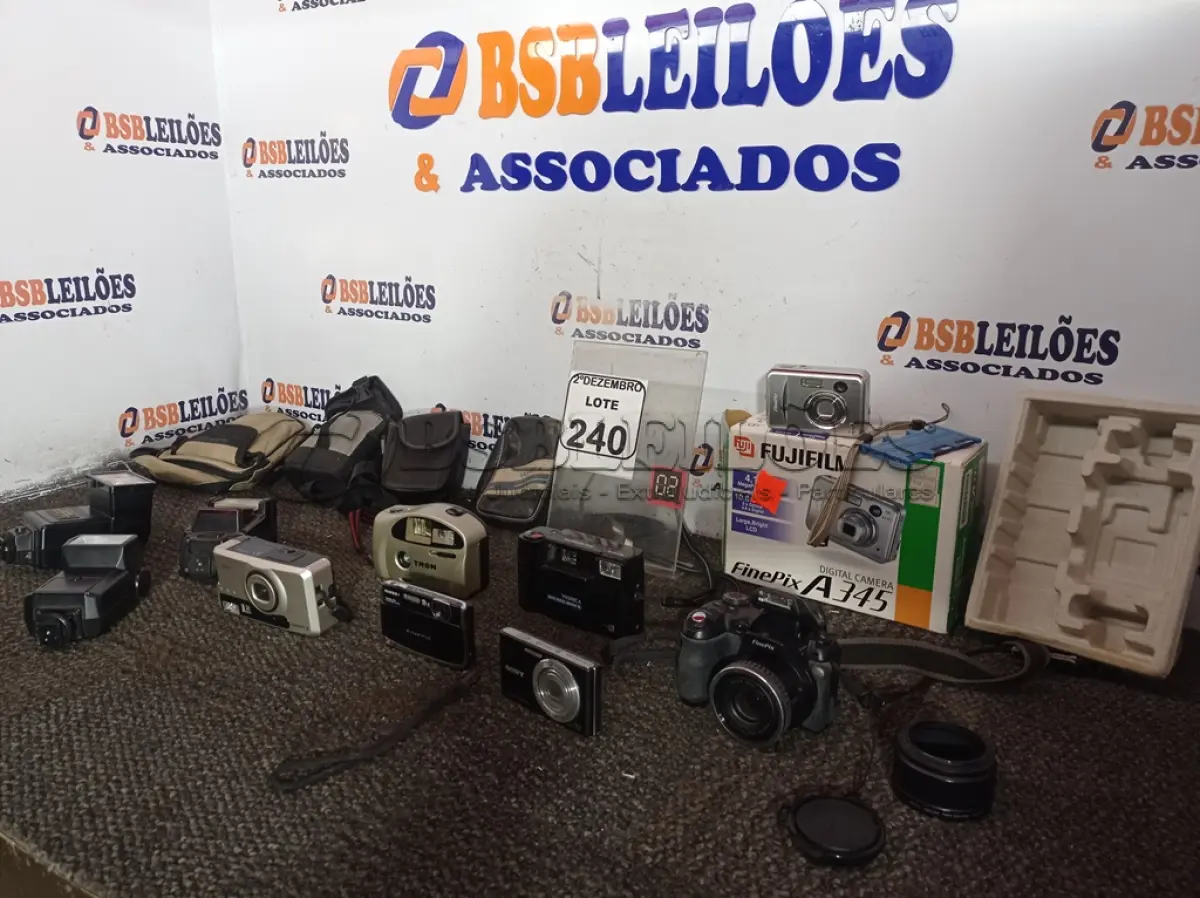 LOTE 240 - 01 LOTE C/VÁRIAS CÂMERAS FOTOGRÁFICAS ANALÓGICAS E DIGITAIS, LENTES P/CÂMERAS E 04 BOLSAS P/CÂMERAS. (NO ESTADO) ATENÇÃO! FAZER A VISITAÇÃO ANTES DE ARREMATAR, NÃO SABEMOS SE FUNCIONA. LEILÃO NÃO TEM GARANTIA E NEM DEVOLUÇÃO, SUJEITO A POSSÍVEIS AVARIAS VISÍVEIS/OCULTAS E/OU AUSÊNCIA DE COMPONENTES.