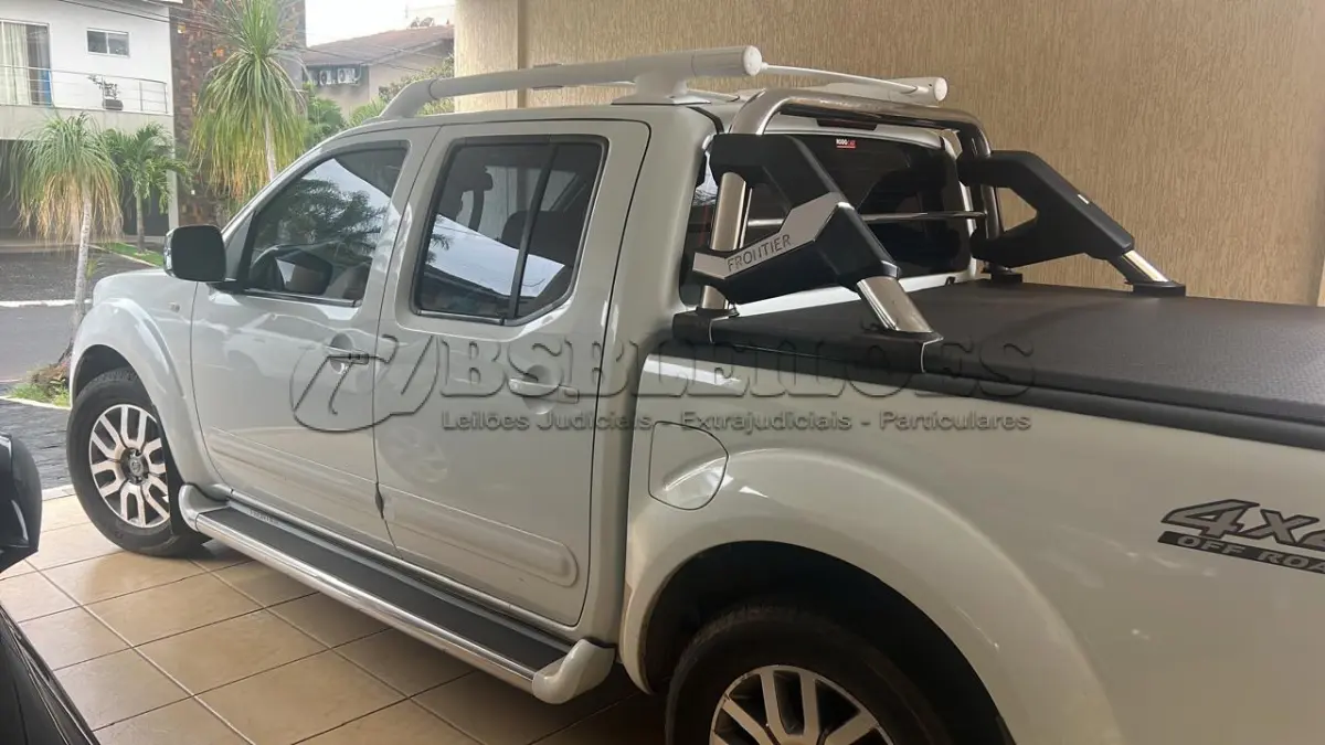 LOTE 004 - 01 NISSAN/FRONTIER SL 4X4 AUTOMATICA, BRANCA , DIESEL, ANO 2013/2014 (NO ESTADO) (RETIRADA EM GOIÂNIA -GO) (171.000 KM RODADOS)