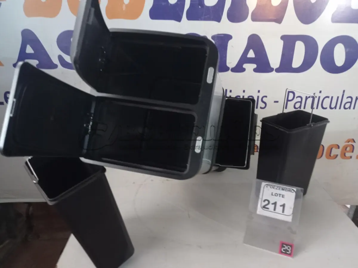 LOTE 211 - 01 LIXEIRA EM INOX C/PEDAL E 03 COMPARTIMENTOS. (NO ESTADO) ATENÇÃO! FAZER A VISITAÇÃO ANTES DE ARREMATAR, NÃO SABEMOS SE FUNCIONA. LEILÃO NÃO TEM GARANTIA E NEM DEVOLUÇÃO, SUJEITO A POSSÍVEIS AVARIAS VISÍVEIS/OCULTAS E/OU AUSÊNCIA DE COMPONENTES.