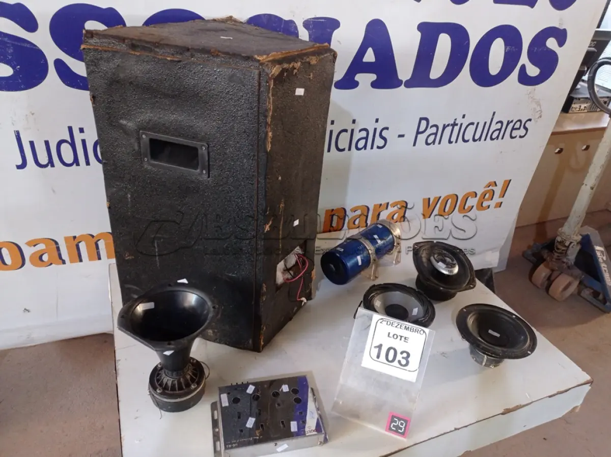 LOTE 103 - 01 CAIXA DE SOM, 03 AUTOS FALANTES 01 CORNETA, 01 CAPACITOR AUTOMOTIVO E 01 CROSSOVER MARCAS E MODELOS DIVERSOS. (NO ESTADO) ATENÇÃO! FAZER A VISITAÇÃO ANTES DE ARREMATAR, NÃO SABEMOS SE FUNCIONA. LEILÃO NÃO TEM GARANTIA E NEM DEVOLUÇÃO, SUJEITO A POSSÍVEIS AVARIAS VISÍVEIS/OCULTAS E/OU AUSÊNCIA DE COMPONENTES.