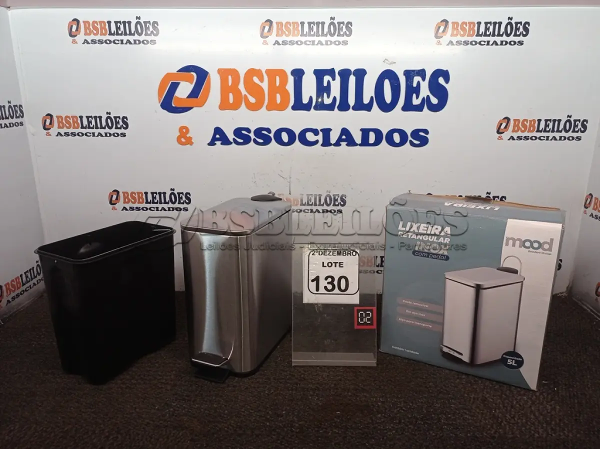 LOTE 130 - 01 LIXEIRA EM INOX COM PEDAL 5L MARCA MOOD. (NO ESTADO) ATENÇÃO! FAZER A VISITAÇÃO ANTES DE ARREMATAR, NÃO SABEMOS SE FUNCIONA. LEILÃO NÃO TEM GARANTIA E NEM DEVOLUÇÃO, SUJEITO A POSSÍVEIS AVARIAS VISÍVEIS/OCULTAS E/OU AUSÊNCIA DE COMPONENTES.