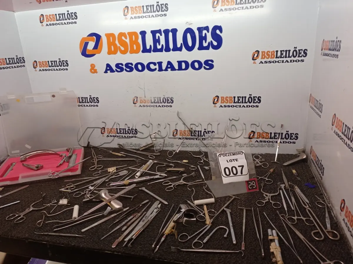 LOTE 007 - 01 LOTE C/MATERIAIS ODONTOLÓGICOS DIVERSOS. (NO ESTADO) ATENÇÃO! FAZER A VISITAÇÃO ANTES DE ARREMATAR, NÃO SABEMOS SE FUNCIONA. LEILÃO NÃO TEM GARANTIA E NEM DEVOLUÇÃO, SUJEITO A POSSÍVEIS AVARIAS VISÍVEIS/OCULTAS E/OU AUSÊNCIA DE COMPONENTES.