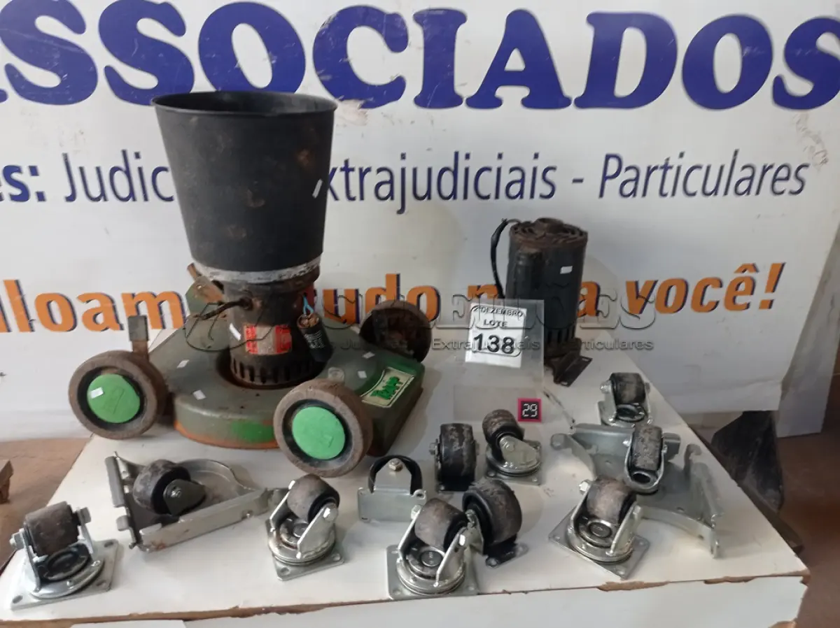 LOTE 138 - 01 SUCATA DE MÁQUINA DE CORTAR GRAMAS, 01 BALDE C/VÁRIAS RODINHAS E 01 MOTOR ELÉTRICO. (NO ESTADO) ATENÇÃO! FAZER A VISITAÇÃO ANTES DE ARREMATAR, NÃO SABEMOS SE FUNCIONA. LEILÃO NÃO TEM GARANTIA E NEM DEVOLUÇÃO, SUJEITO A POSSÍVEIS AVARIAS VISÍVEIS/OCULTAS E/OU AUSÊNCIA DE COMPONENTES.