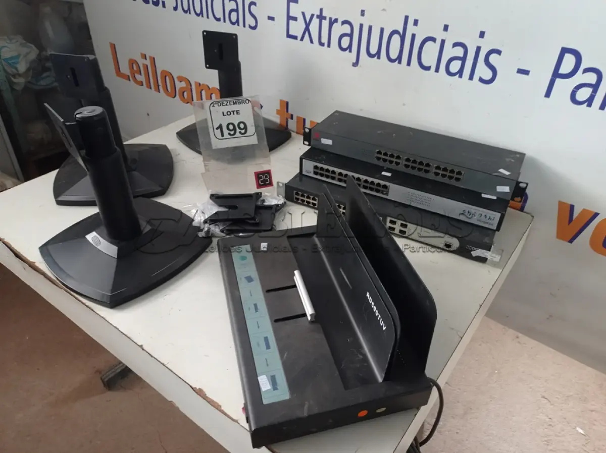LOTE 199 - 03 SWITCHES, 03 PEDESTAIS C/AJUSTES DE ALTURA P/MONITORES E 01 MÁQUINA DE LIGAÇÃO DO DERRETIMENTO. (NO ESTADO) ATENÇÃO! FAZER A VISITAÇÃO ANTES DE ARREMATAR, NÃO SABEMOS SE FUNCIONA. LEILÃO NÃO TEM GARANTIA E NEM DEVOLUÇÃO, SUJEITO A POSSÍVEIS AVARIAS VISÍVEIS/OCULTAS E/OU AUSÊNCIA DE COMPONENTES.