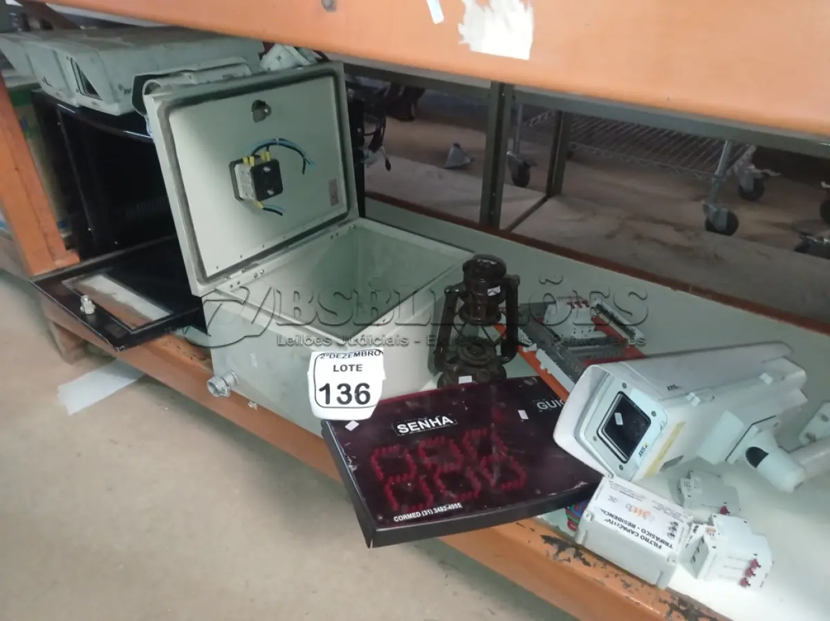 LOTE 136 - 01 LOTE C/VÁRIAS CÂMERAS DE SEGURANÇA, 01 RACK PEQUENO, 01 QUADRO ELÉTRICO E MATERIAIS DIVERSOS. (NO ESTADO) ATENÇÃO! FAZER A VISITAÇÃO ANTES DE ARREMATAR, NÃO SABEMOS SE FUNCIONA. LEILÃO NÃO TEM GARANTIA E NEM DEVOLUÇÃO, SUJEITO A POSSÍVEIS AVARIAS VISÍVEIS/OCULTAS E/OU AUSÊNCIA DE COMPONENTES.
