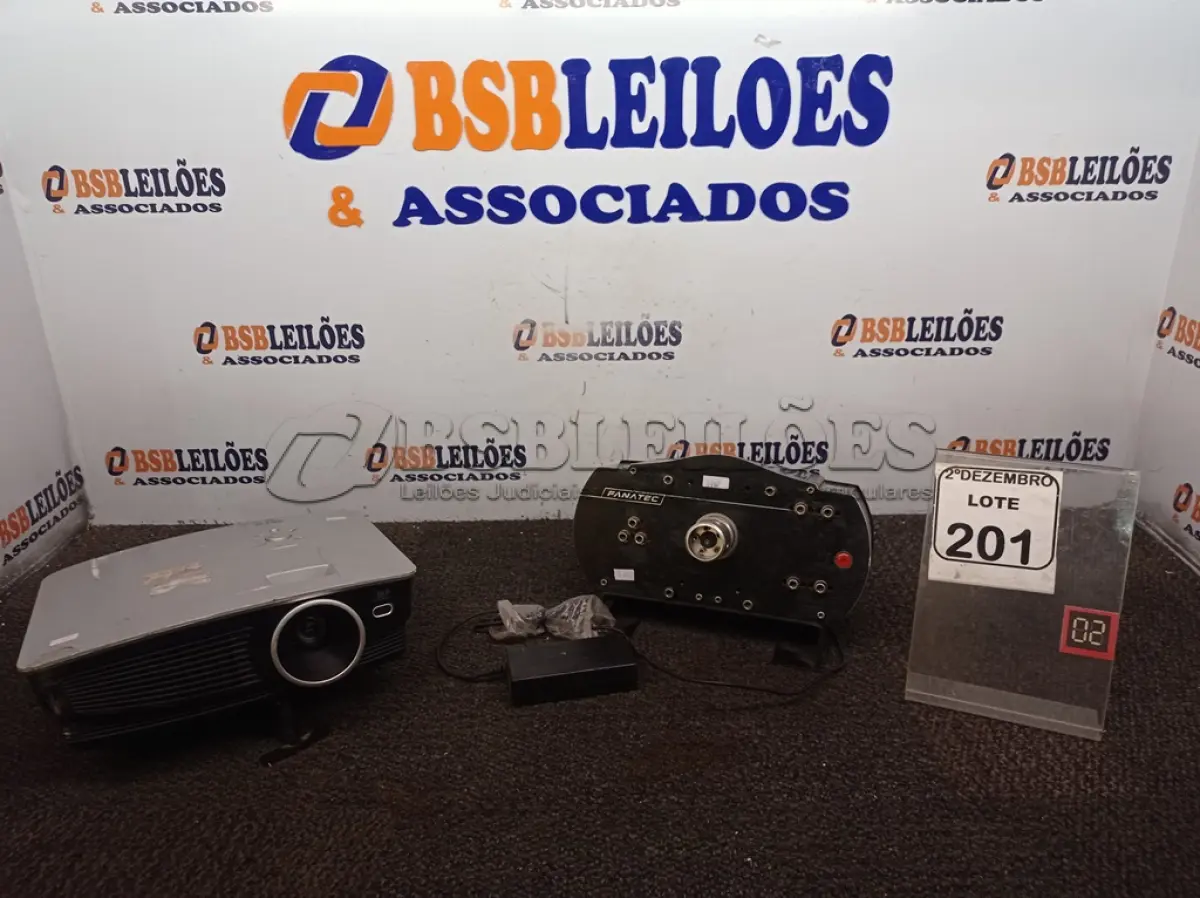 LOTE 201 - 01 BASE DE VOLANTE PARA SIMULADORES DE CORRIDA MARCA FANATEC E 01 PROJETOR MULTIMIDIA MARCA LG. (NO ESTADO) ATENÇÃO! FAZER A VISITAÇÃO ANTES DE ARREMATAR, NÃO SABEMOS SE FUNCIONA. LEILÃO NÃO TEM GARANTIA E NEM DEVOLUÇÃO, SUJEITO A POSSÍVEIS AVARIAS VISÍVEIS/OCULTAS E/OU AUSÊNCIA DE COMPONENTES.