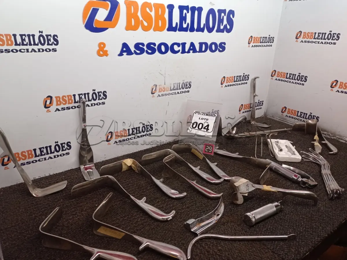LOTE 004 - 01 LOTE C/MATERIAIS ODONTOLÓGICOS DIVERSOS. (NO ESTADO) ATENÇÃO! FAZER A VISITAÇÃO ANTES DE ARREMATAR, NÃO SABEMOS SE FUNCIONA. LEILÃO NÃO TEM GARANTIA E NEM DEVOLUÇÃO, SUJEITO A POSSÍVEIS AVARIAS VISÍVEIS/OCULTAS E/OU AUSÊNCIA DE COMPONENTES.