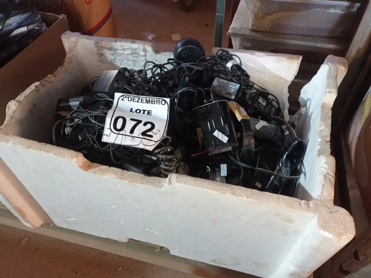 LOTE 072 - 01 LOTE C/GRANDE QUANTIDADE DE FONTES E MATERIAIS DIVERSOS. (NO ESTADO) ATENÇÃO! FAZER A VISITAÇÃO ANTES DE ARREMATAR, NÃO SABEMOS SE FUNCIONA. LEILÃO NÃO TEM GARANTIA E NEM DEVOLUÇÃO, SUJEITO A POSSÍVEIS AVARIAS VISÍVEIS/OCULTAS E/OU AUSÊNCIA DE COMPONENTES.