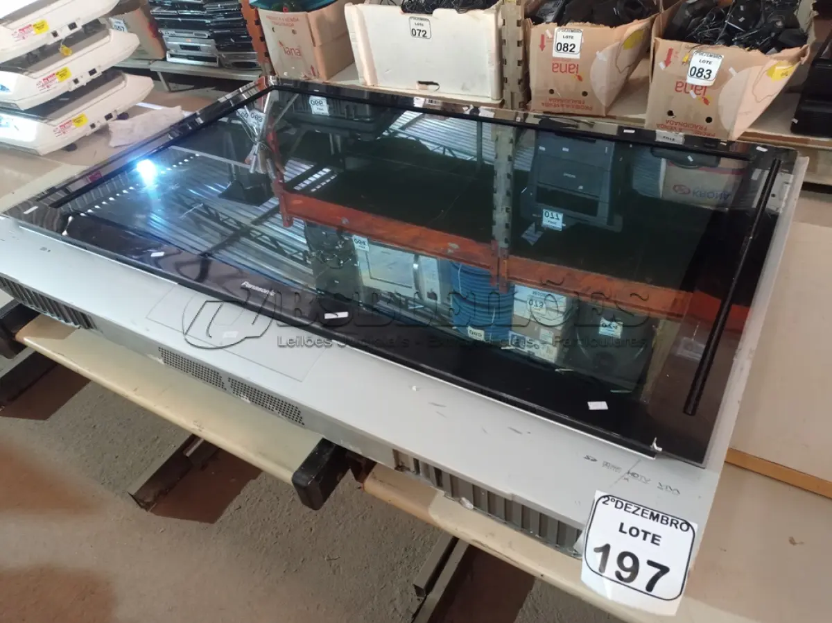 LOTE 197 - 01 TV 43” MARCA PANASONIC. (NO ESTADO) ATENÇÃO! FAZER A VISITAÇÃO ANTES DE ARREMATAR, NÃO SABEMOS SE FUNCIONA. LEILÃO NÃO TEM GARANTIA E NEM DEVOLUÇÃO, SUJEITO A POSSÍVEIS AVARIAS VISÍVEIS/OCULTAS E/OU AUSÊNCIA DE COMPONENTES.