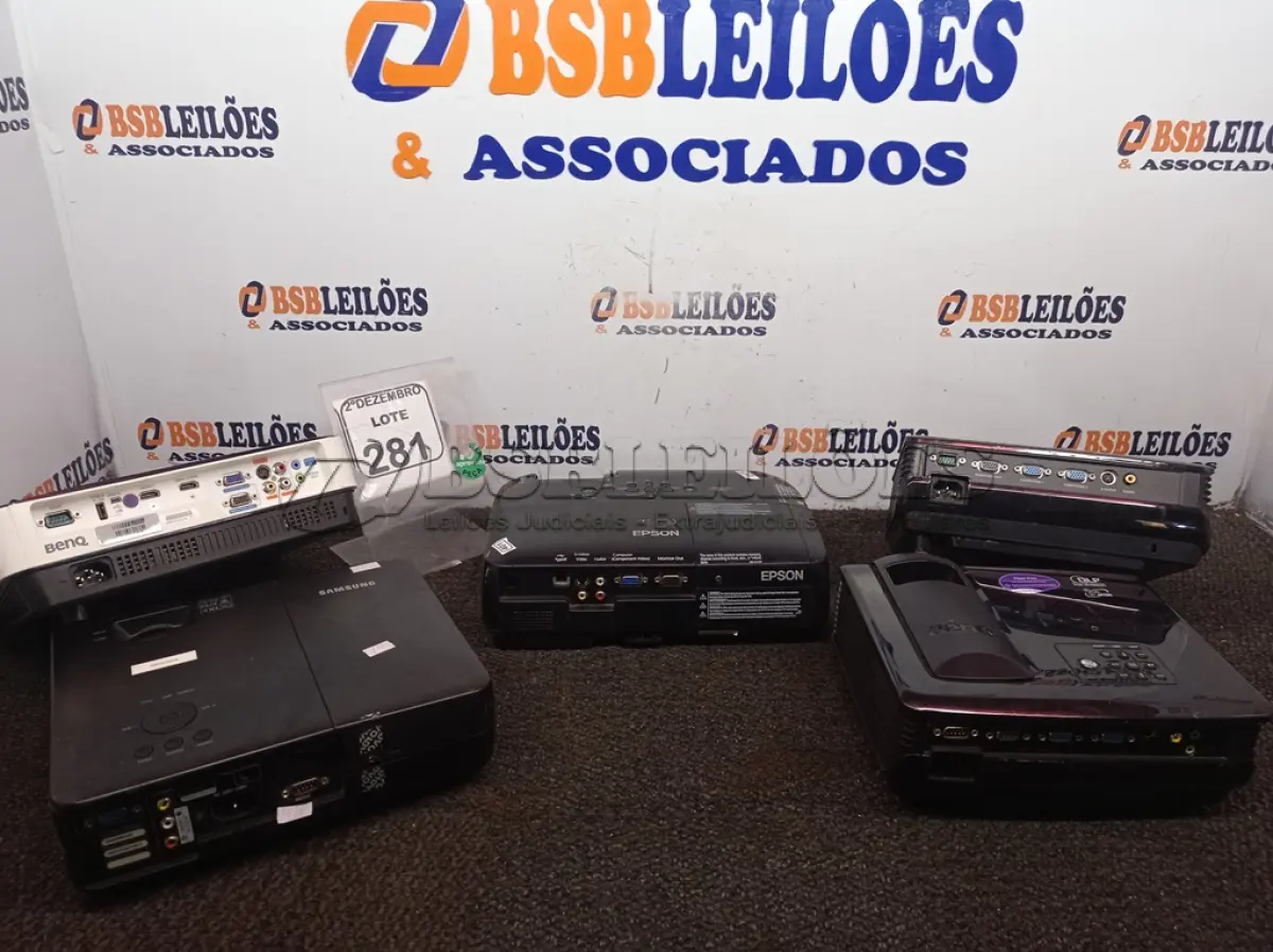 LOTE 281 - 05 PROJETORES MULTIMÍ DIA MARCAS E MODELOS DIVERSOS P/RETIRADA DE4 PEÇAS. (NO ESTADO) ATENÇÃO! FAZER A VISITAÇÃO ANTES DE ARREMATAR, NÃO SABEMOS SE FUNCIONA. LEILÃO NÃO TEM GARANTIA E NEM DEVOLUÇÃO, SUJEITO A POSSÍVEIS AVARIAS VISÍVEIS/OCULTAS E/OU AUSÊNCIA DE COMPONENTES.