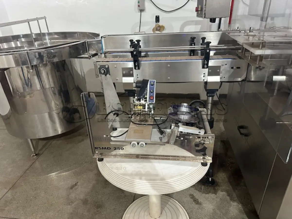 LOTE 001 - 01 FÁBRICA DE BEBIDAS COMPLETA, PRONTA PARA A OPERAÇÃO. OS EQUIPAMENTOS SERVEM PARA ENVASE DE LÍQUIDOS E PODEM SER USADOS PARA SUCO, ÁGUA MINERAL, CHÁ, KOMBUCHA, CERVEJA, VINHO, LEITE E IOGURTE. TODOS OS EQUIPAMENTOS QUE ENTRAM EM CONTATO COM A BEBIDA SEGUEM AS NORMAS EXIGIDAS PELO MINISTÉRIO DA AGRICULTURA (DE INOX OU OUTRO MATERIAL INERTE, FACILMENTE LAVÁVEIS E DESMONTÁVEIS). SÃO MODERNOS E DE ALTÍSSIMA QUALIDADE. A ENVASADORA CAVALARI POSSUI CAPACIDADE PARA PRODUZIR 4400 GARRAFAS POR HORA, JÁ FECHADAS, E É DE FÁCIL OPERAÇÃO, SENDO NECESSÁRIO SOMENTE 2 FUNCIONÁRIOS PARA OPERÁ-LA (UM NA ENTRADA DAS GARRAFAS E OUTRO NA SAÍDA), SEM QUE TENHAM CONTATO COM O LÍQUIDO ENVASADO, AUMENTANDO A SEGURANÇA SANITÁRIA. A CÂMARA FRIA POSSUI SISTEMA ONLINE ONDE É POSSÍVEL VERIFICAR A TEMPERATURA DA MESMA POR APLICATIVO NO CELULAR. TODOS OS EQUIPAMENTOS FUNCIONAM PERFEITAMENTE E SUA MANUTENÇÃO ERA FREQUENTE, O ÓLEO DOS COMPRESSORES SEMPRE FOI TROCADO NA DATA CERTA, E TODOS OS EQUIPAMENTOS SEMPRE FICARAM PROTEGIDOS DENTRO DA FÁBRICA. IDEAL PARA QUEM QUER COMEÇAR UM NEGÓCIO NA ÁREA DE BEBIDAS OU LATICÍNIOS, OU QUER AMPLIAR O SEU NEGÓCIO E DEIXAR A PRODUÇÃO MAIS SEGURA E EFICIENTE.(NO ESTADO)