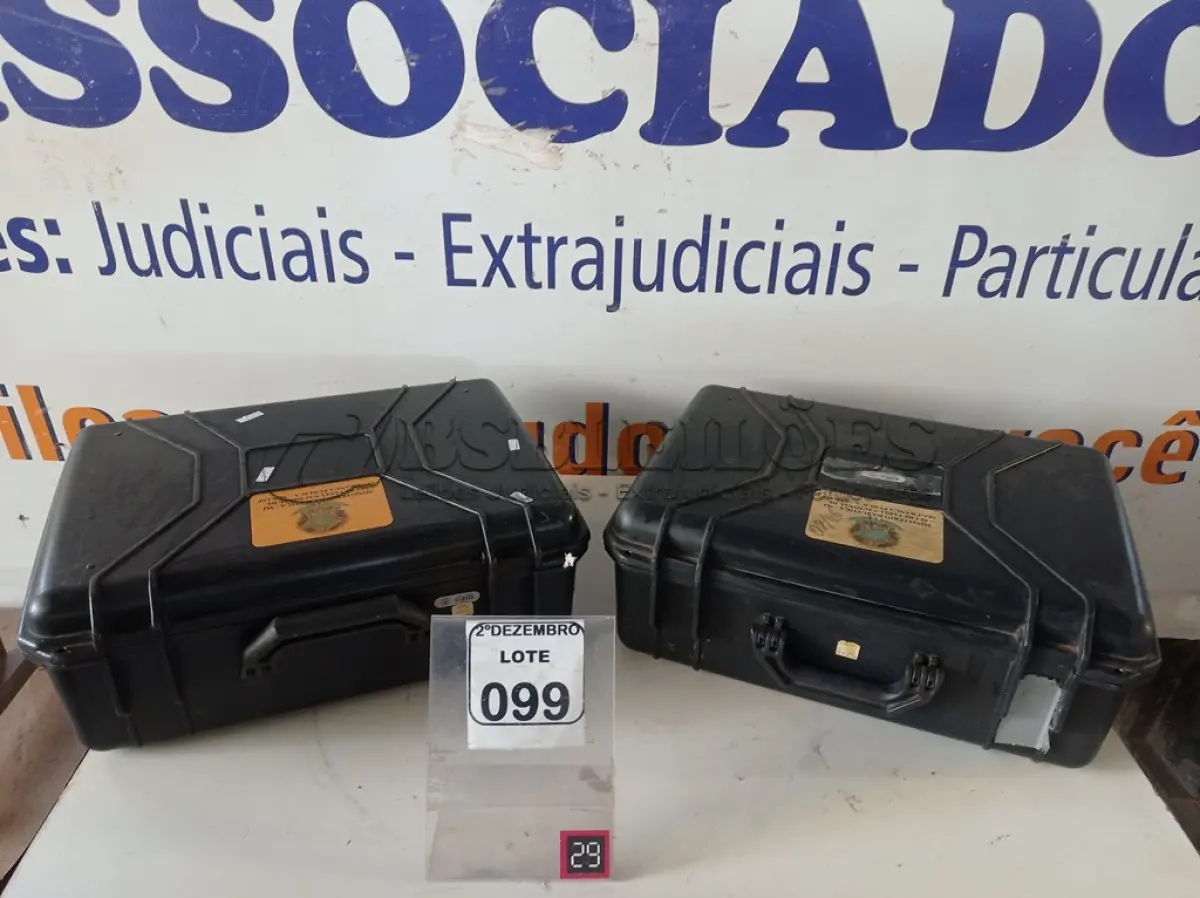 LOTE 099 - 02 MALETAS. (NO ESTADO) ATENÇÃO! FAZER A VISITAÇÃO ANTES DE ARREMATAR, NÃO SABEMOS SE FUNCIONA. LEILÃO NÃO TEM GARANTIA E NEM DEVOLUÇÃO, SUJEITO A POSSÍVEIS AVARIAS VISÍVEIS/OCULTAS E/OU AUSÊNCIA DE COMPONENTES.