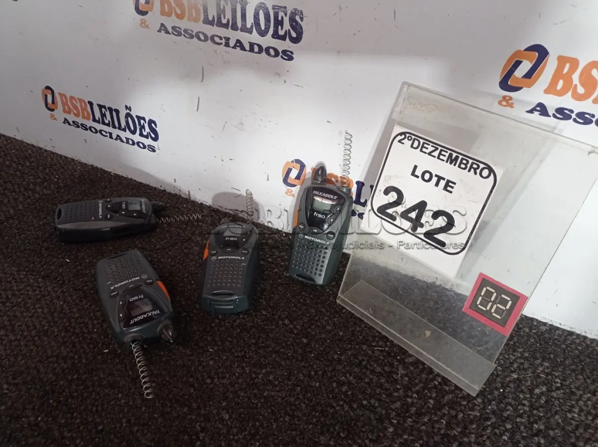 LOTE 242 - 04 RÁDIOS COMUNICADORES MARCA MOTOROLA C/AVARIAS. (NO ESTADO) ATENÇÃO! FAZER A VISITAÇÃO ANTES DE ARREMATAR, NÃO SABEMOS SE FUNCIONA. LEILÃO NÃO TEM GARANTIA E NEM DEVOLUÇÃO, SUJEITO A POSSÍVEIS AVARIAS VISÍVEIS/OCULTAS E/OU AUSÊNCIA DE COMPONENTES.