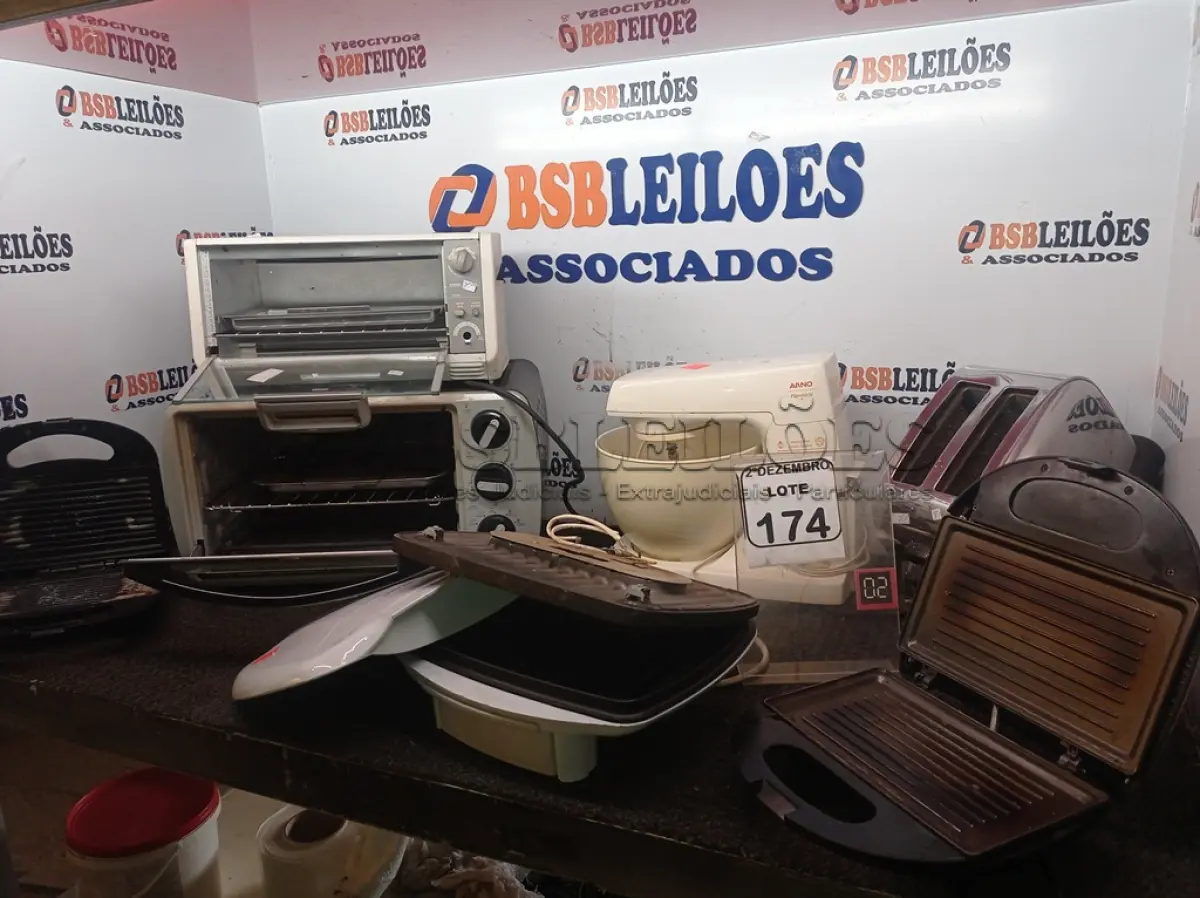 LOTE 174 - 01 TORRADEIRA EM INOX MARCA MONDIAL, 02 FORNOS ELÉTRICOS MARCAS E MODELOS DIVERSOS, 01 BATEDEIRA MARCA ARNO E 03 SANDUICHEIRAS MARCAS E MODELOS DIVERSOS. (NO ESTADO) ATENÇÃO! FAZER A VISITAÇÃO ANTES DE ARREMATAR, NÃO SABEMOS SE FUNCIONA. LEILÃO NÃO TEM GARANTIA E NEM DEVOLUÇÃO, SUJEITO A POSSÍVEIS AVARIAS VISÍVEIS/OCULTAS E/OU AUSÊNCIA DE COMPONENTES.