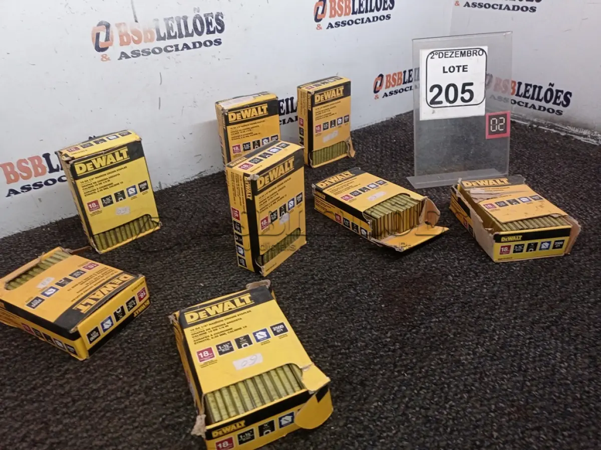 LOTE 205 - 08 CAIXAS DE GRAMPO P/TAPEÇARIA 6.35MM MARCA DEWALT. (NO ESTADO) ATENÇÃO! FAZER A VISITAÇÃO ANTES DE ARREMATAR, NÃO SABEMOS SE FUNCIONA. LEILÃO NÃO TEM GARANTIA E NEM DEVOLUÇÃO, SUJEITO A POSSÍVEIS AVARIAS VISÍVEIS/OCULTAS E/OU AUSÊNCIA DE COMPONENTES.