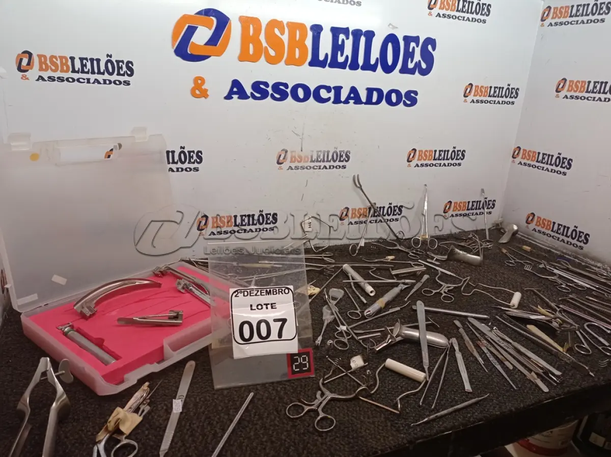 LOTE 007 - 01 LOTE C/MATERIAIS ODONTOLÓGICOS DIVERSOS. (NO ESTADO) ATENÇÃO! FAZER A VISITAÇÃO ANTES DE ARREMATAR, NÃO SABEMOS SE FUNCIONA. LEILÃO NÃO TEM GARANTIA E NEM DEVOLUÇÃO, SUJEITO A POSSÍVEIS AVARIAS VISÍVEIS/OCULTAS E/OU AUSÊNCIA DE COMPONENTES.